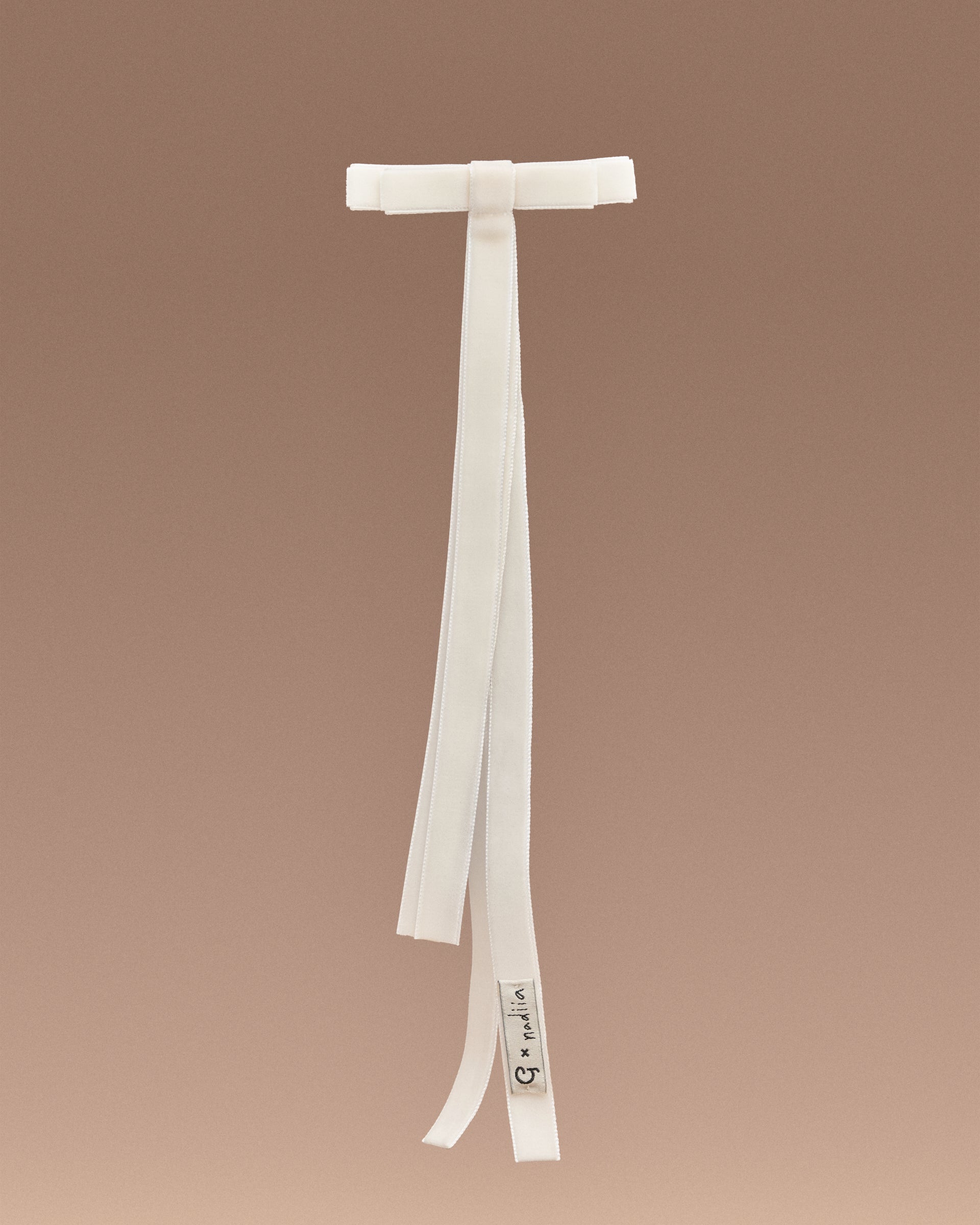 Купіть виріб ручної роботи Velvet Ribbon Barette "G x Nadiia" in Milky від Nadiia World. Ідеальний вибір для додавання вишуканості та шарму до вашого житлового простору або колекції особистих аксесуарів.