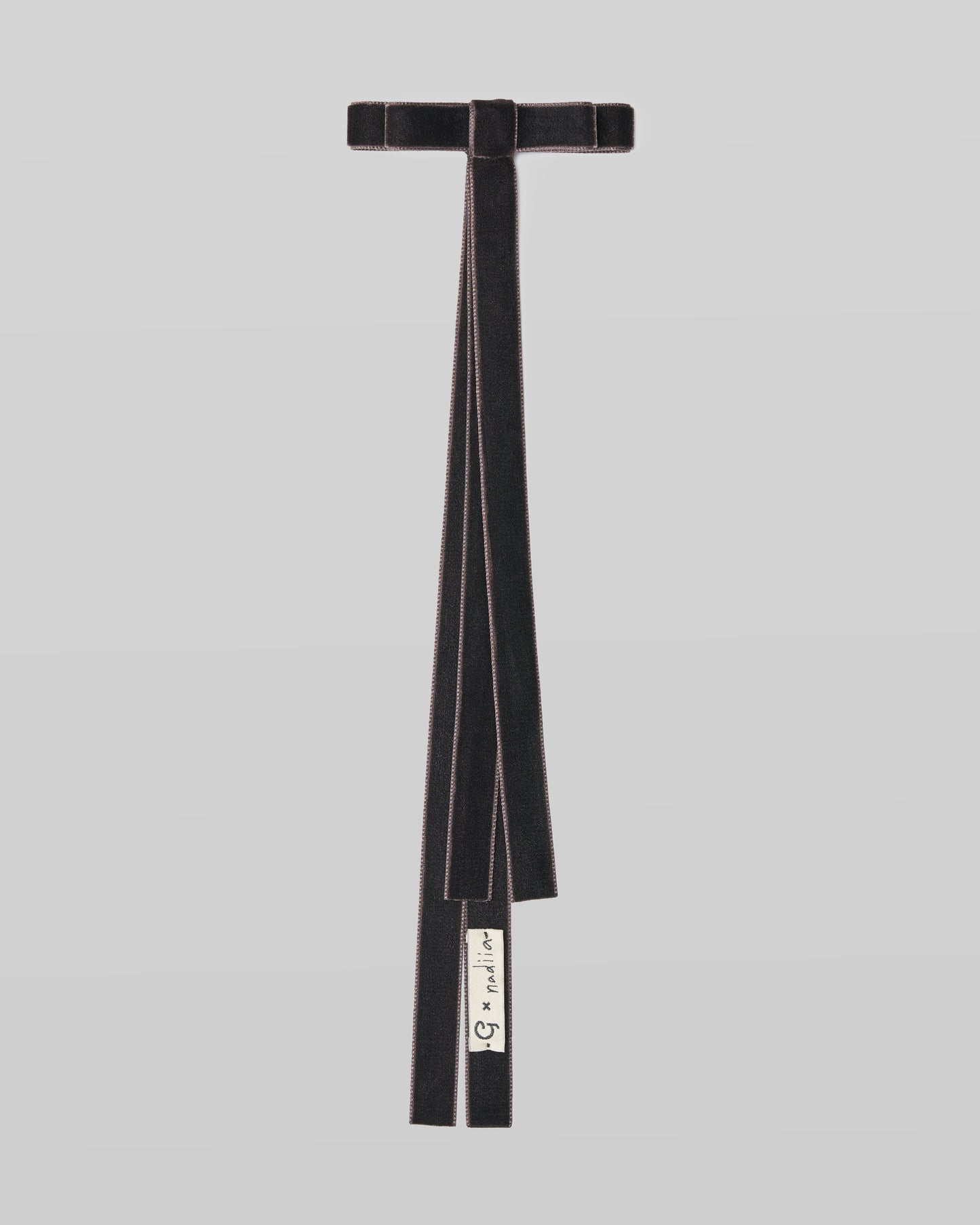 Купіть виріб ручної роботи Velvet Ribbon Barette "G x Nadiia" in Chestnut від Nadiia World. Ідеальний вибір для додавання вишуканості та шарму до вашого житлового простору або колекції особистих аксесуарів.