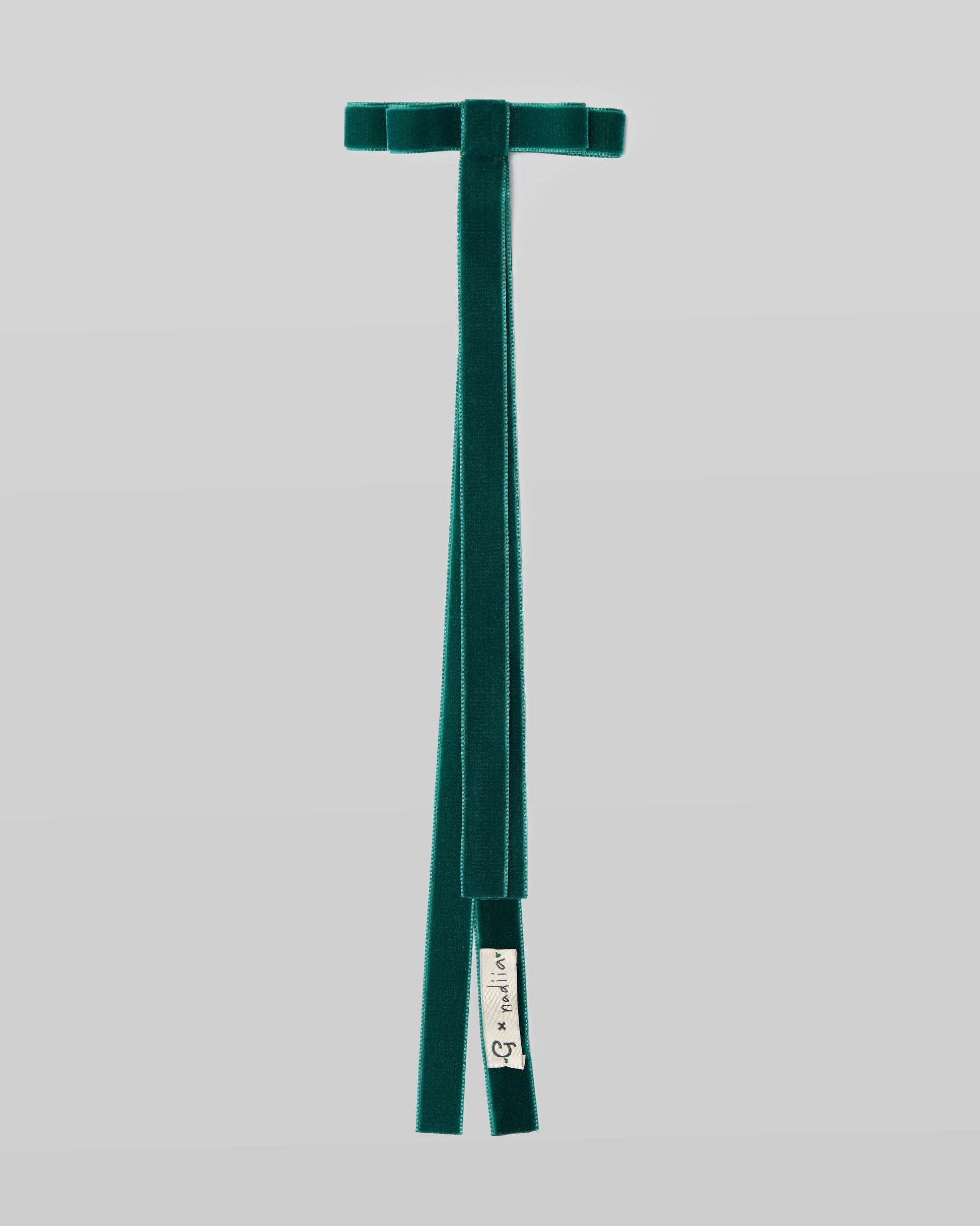 Купіть виріб ручної роботи Velvet Ribbon Barette "G x Nadiia" in Green від Nadiia World. Ідеальний вибір для додавання вишуканості та шарму до вашого житлового простору або колекції особистих аксесуарів.