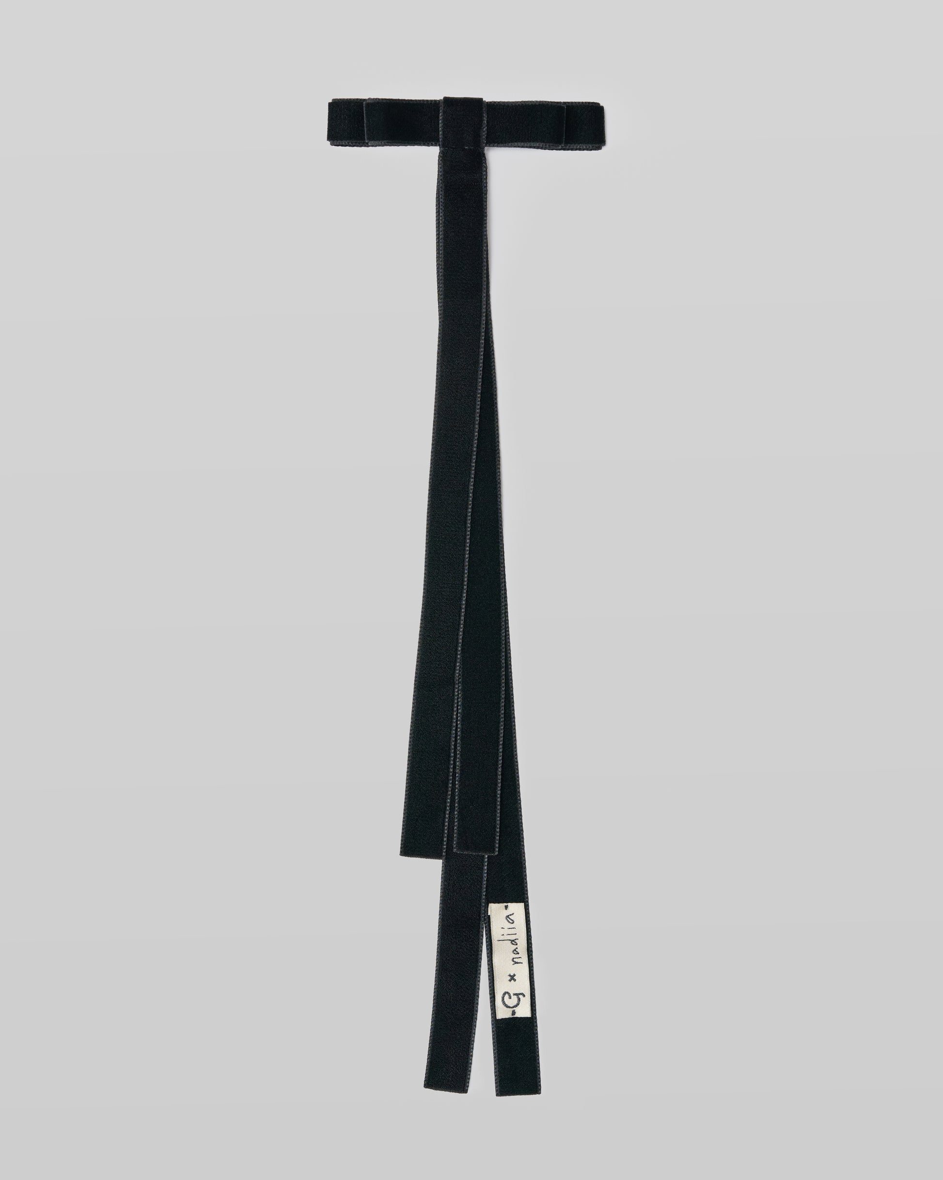 Купіть виріб ручної роботи Velvet Ribbon Barette "G x Nadiia" in Black від Nadiia World. Ідеальний вибір для додавання вишуканості та шарму до вашого житлового простору або колекції особистих аксесуарів.