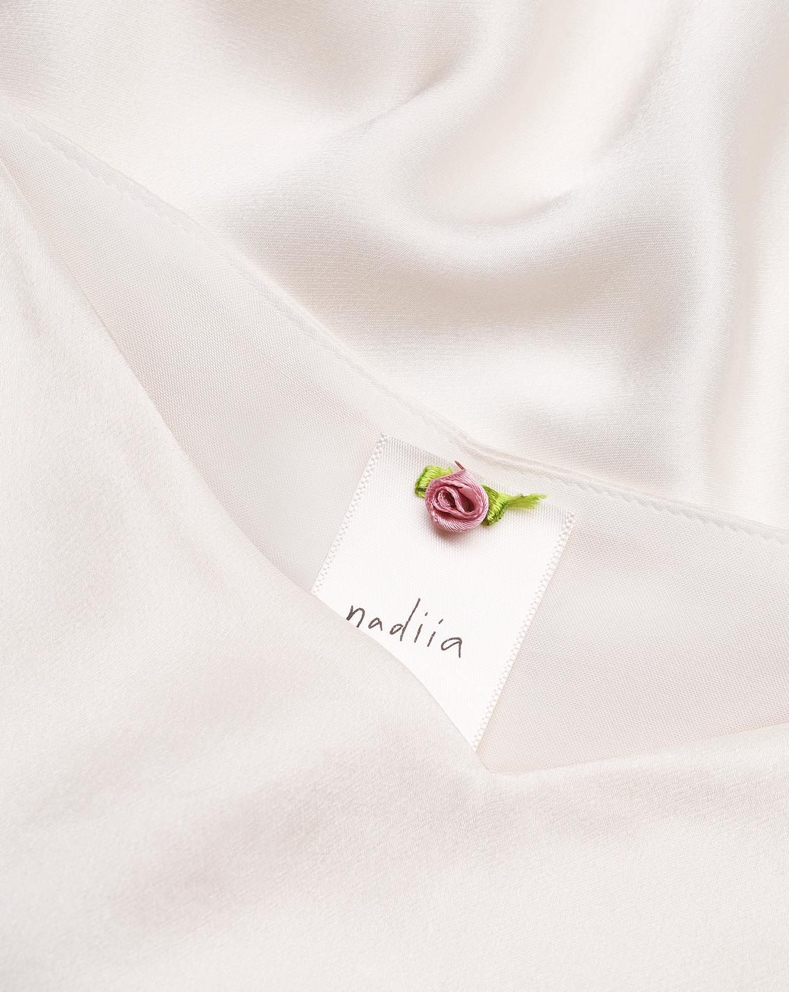 Купіть виріб ручної роботи Silk Dress “Love” від Nadiia World. Ідеальний вибір для додавання вишуканості та шарму до вашого житлового простору або колекції особистих аксесуарів.