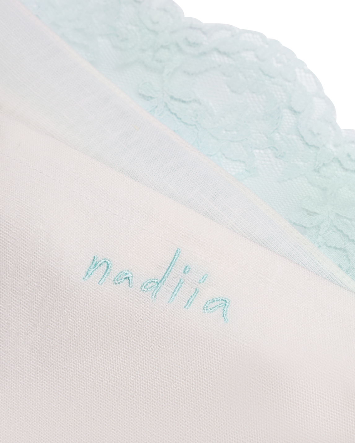 Купіть виріб ручної роботи Linen Camisole with Menthol Lace “Baby Doll” від Nadiia World. Ідеальний вибір для додавання вишуканості та шарму до вашого житлового простору або колекції особистих аксесуарів.