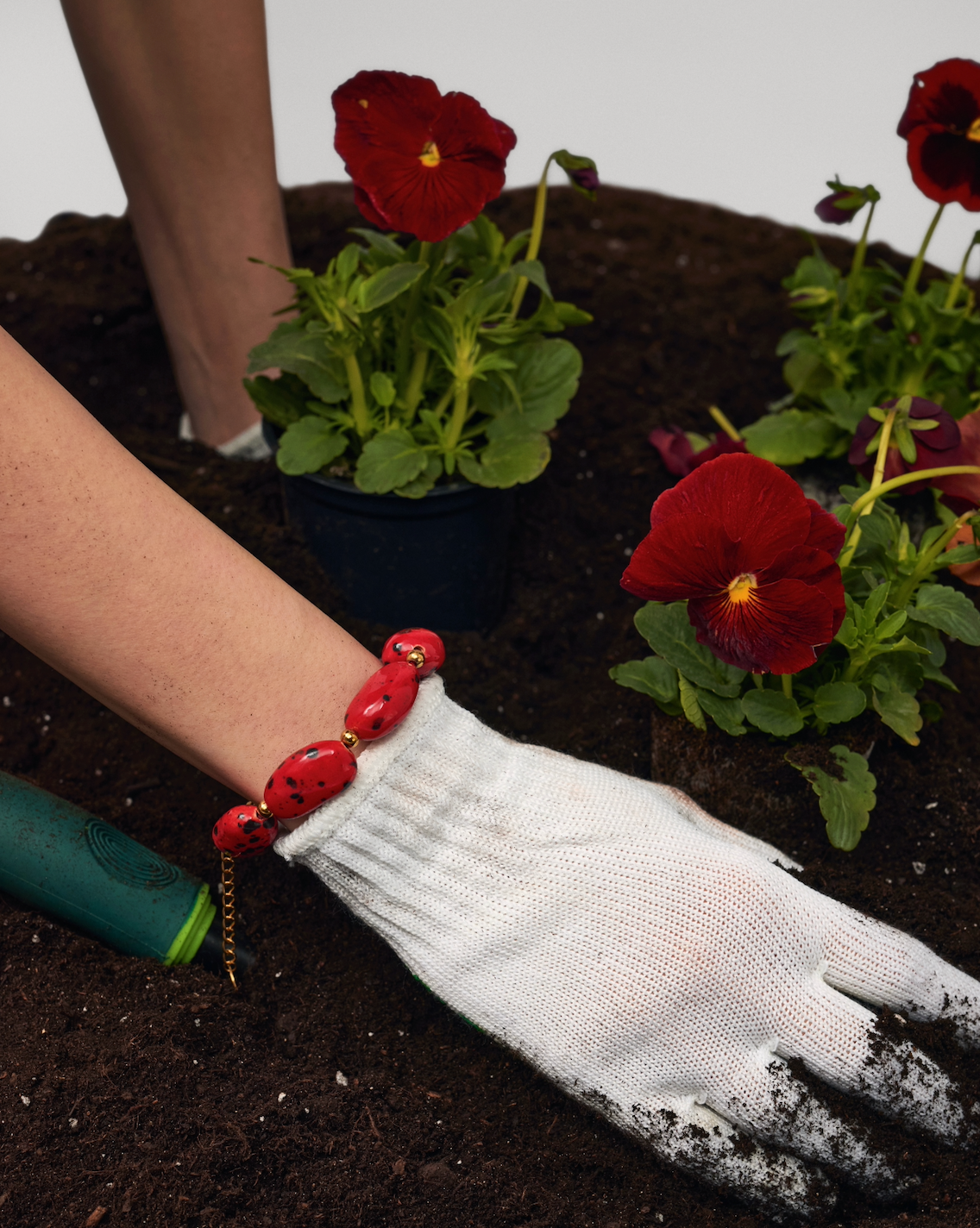 Купіть виріб ручної роботи Red Speckled "Beans" Bracelet від Nadiia World. Ідеальний вибір для додавання вишуканості та шарму до вашого житлового простору або колекції особистих аксесуарів.