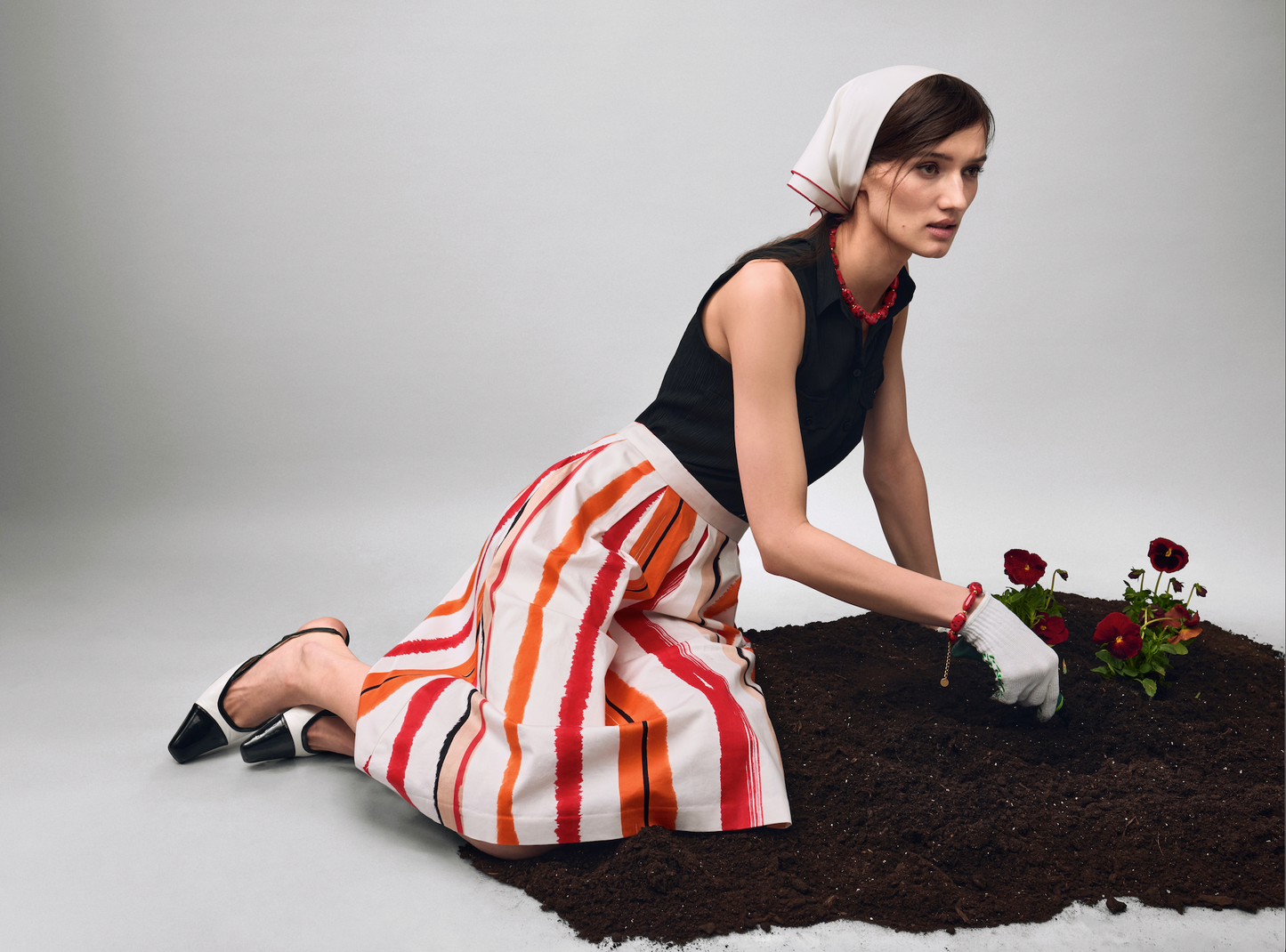 Купіть виріб ручної роботи Red Speckled "Beans" Necklace від Nadiia World. Ідеальний вибір для додавання вишуканості та шарму до вашого житлового простору або колекції особистих аксесуарів.