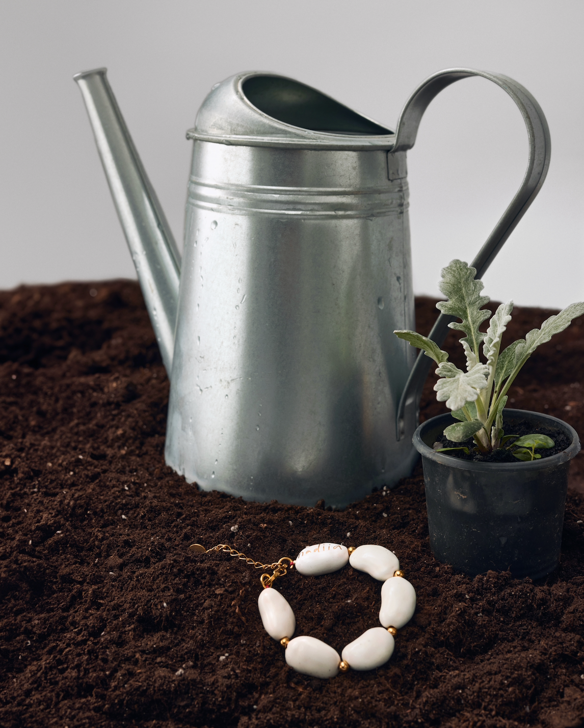 Купіть виріб ручної роботи Off-White "Beans" Bracelet від Nadiia World. Ідеальний вибір для додавання вишуканості та шарму до вашого житлового простору або колекції особистих аксесуарів.