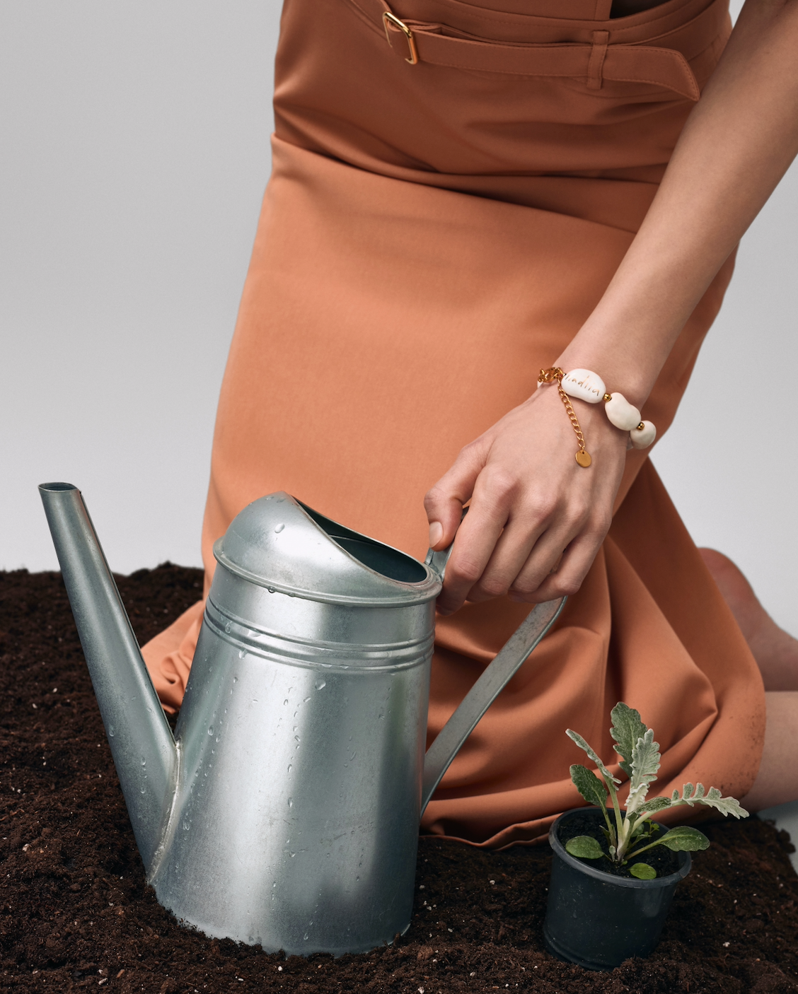 Купіть виріб ручної роботи Off-White "Beans" Bracelet від Nadiia World. Ідеальний вибір для додавання вишуканості та шарму до вашого житлового простору або колекції особистих аксесуарів.