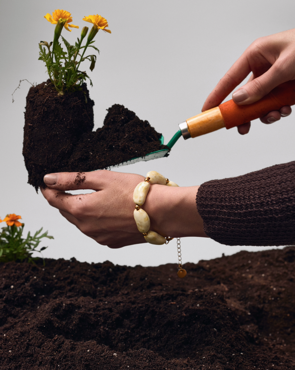 Купіть виріб ручної роботи Yellow Speckled "Beans" Bracelet від Nadiia World. Ідеальний вибір для додавання вишуканості та шарму до вашого житлового простору або колекції особистих аксесуарів.