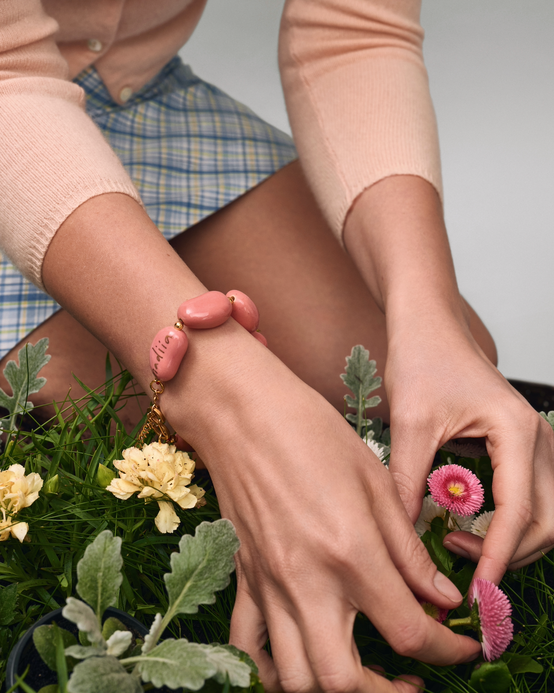 Купіть виріб ручної роботи Pink "Beans" Bracelet від Nadiia World. Ідеальний вибір для додавання вишуканості та шарму до вашого житлового простору або колекції особистих аксесуарів.