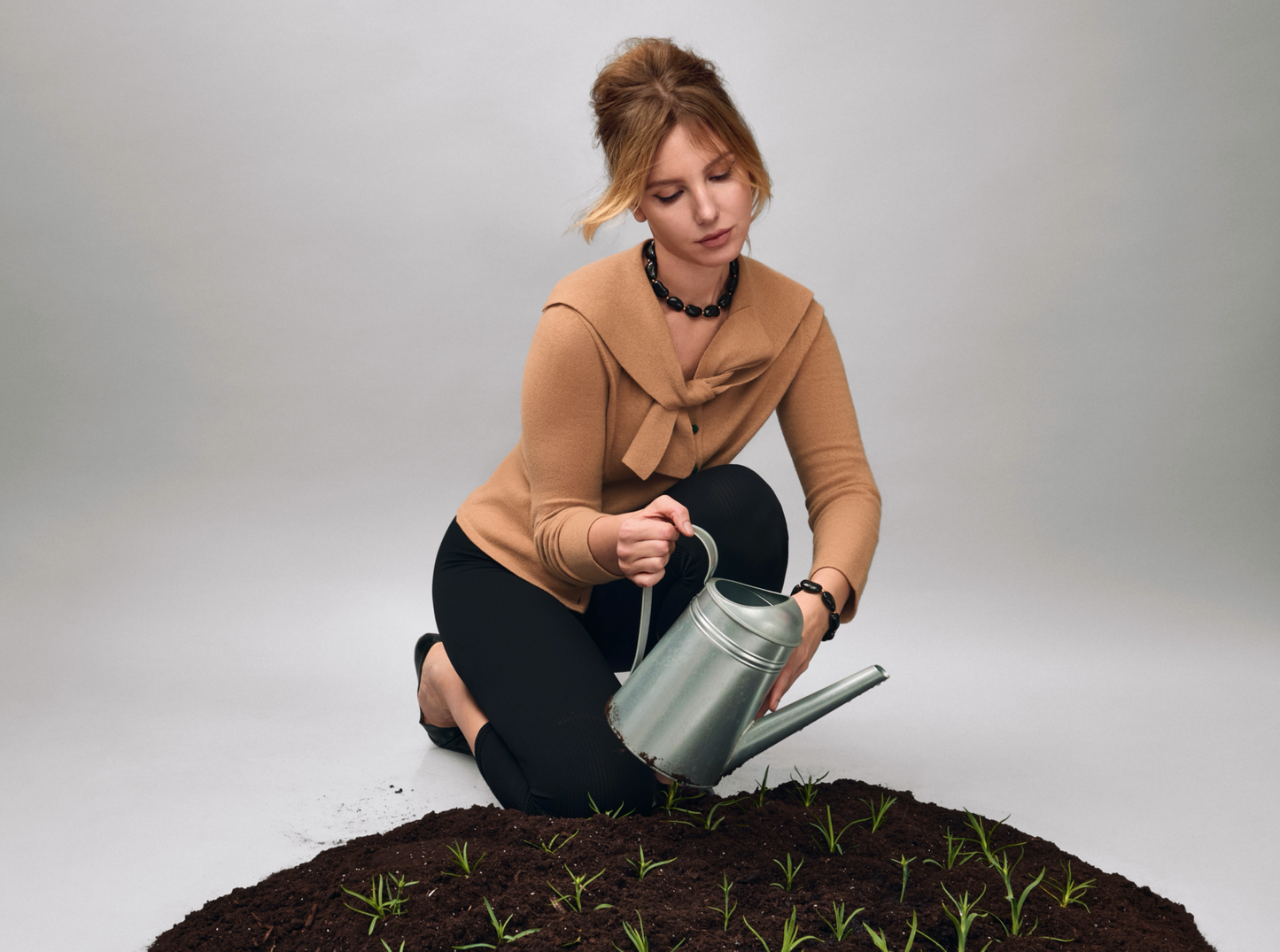 Купіть виріб ручної роботи Black "Beans" Bracelet від Nadiia World. Ідеальний вибір для додавання вишуканості та шарму до вашого житлового простору або колекції особистих аксесуарів.