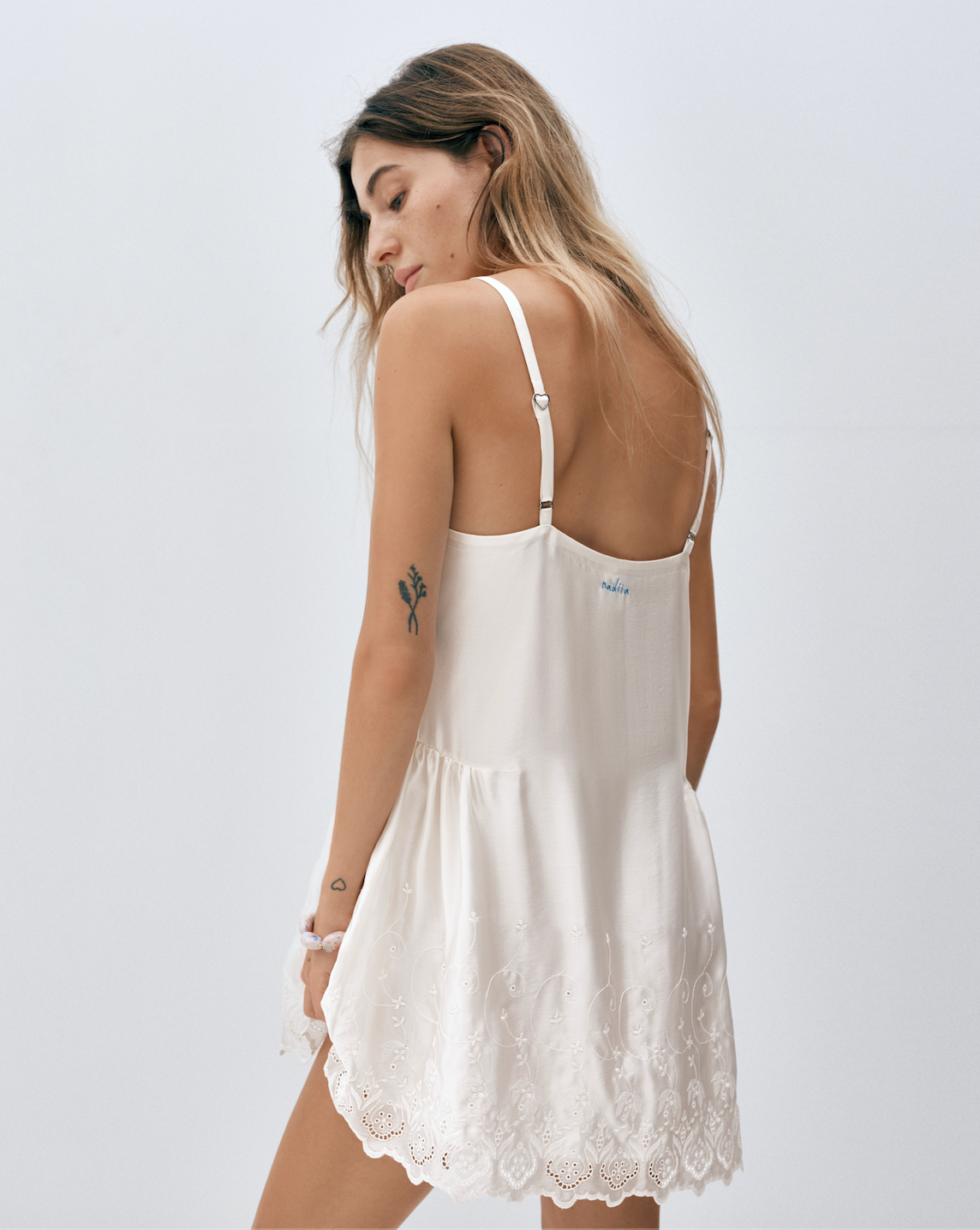 Купіть виріб ручної роботи Silk Dress “Love” від Nadiia World. Ідеальний вибір для додавання вишуканості та шарму до вашого житлового простору або колекції особистих аксесуарів.