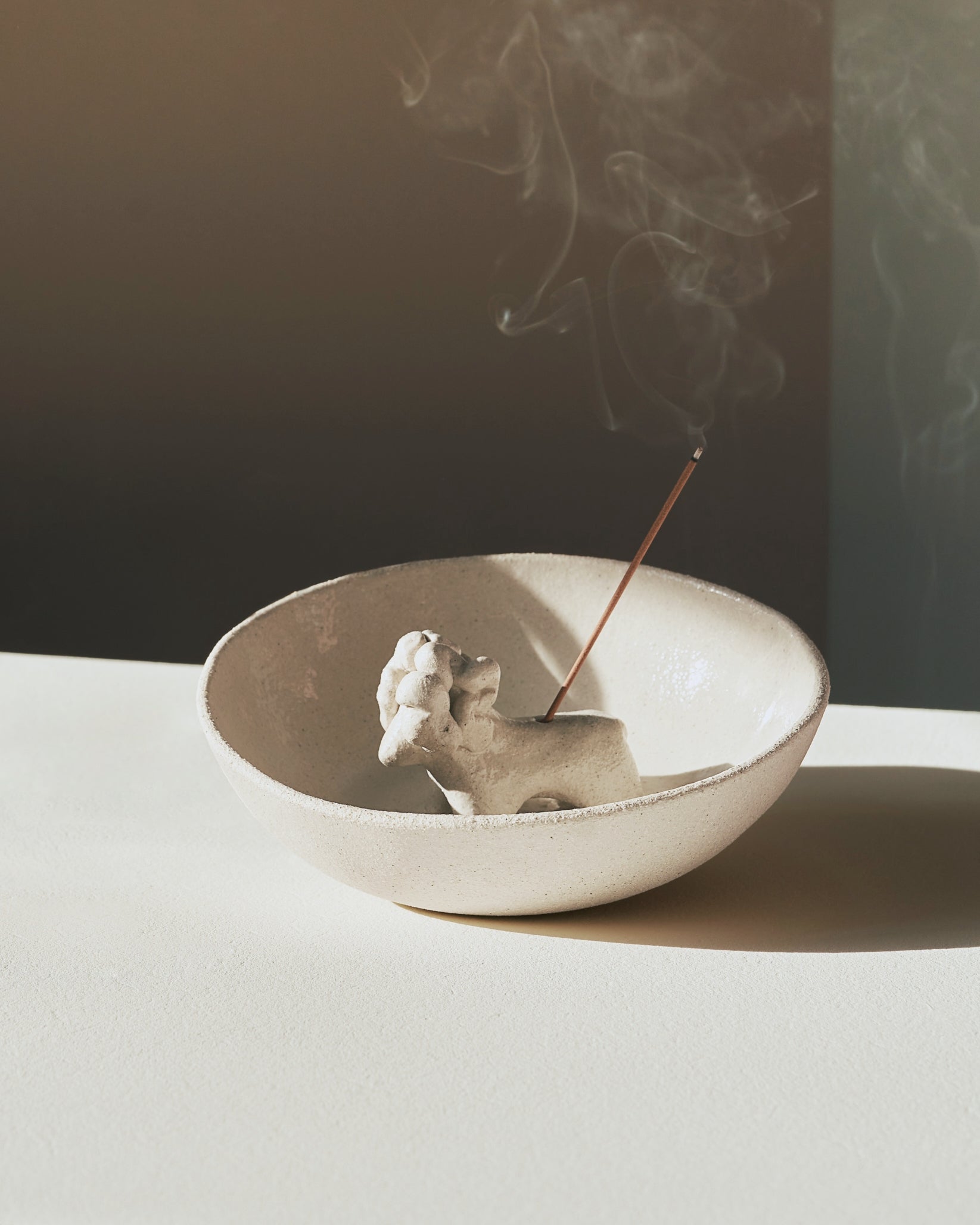 Купіть виріб ручної роботи Incense Holder “Baranets” від Nadiia World. Ідеальний вибір для додавання вишуканості та шарму до вашого житлового простору або колекції особистих аксесуарів.