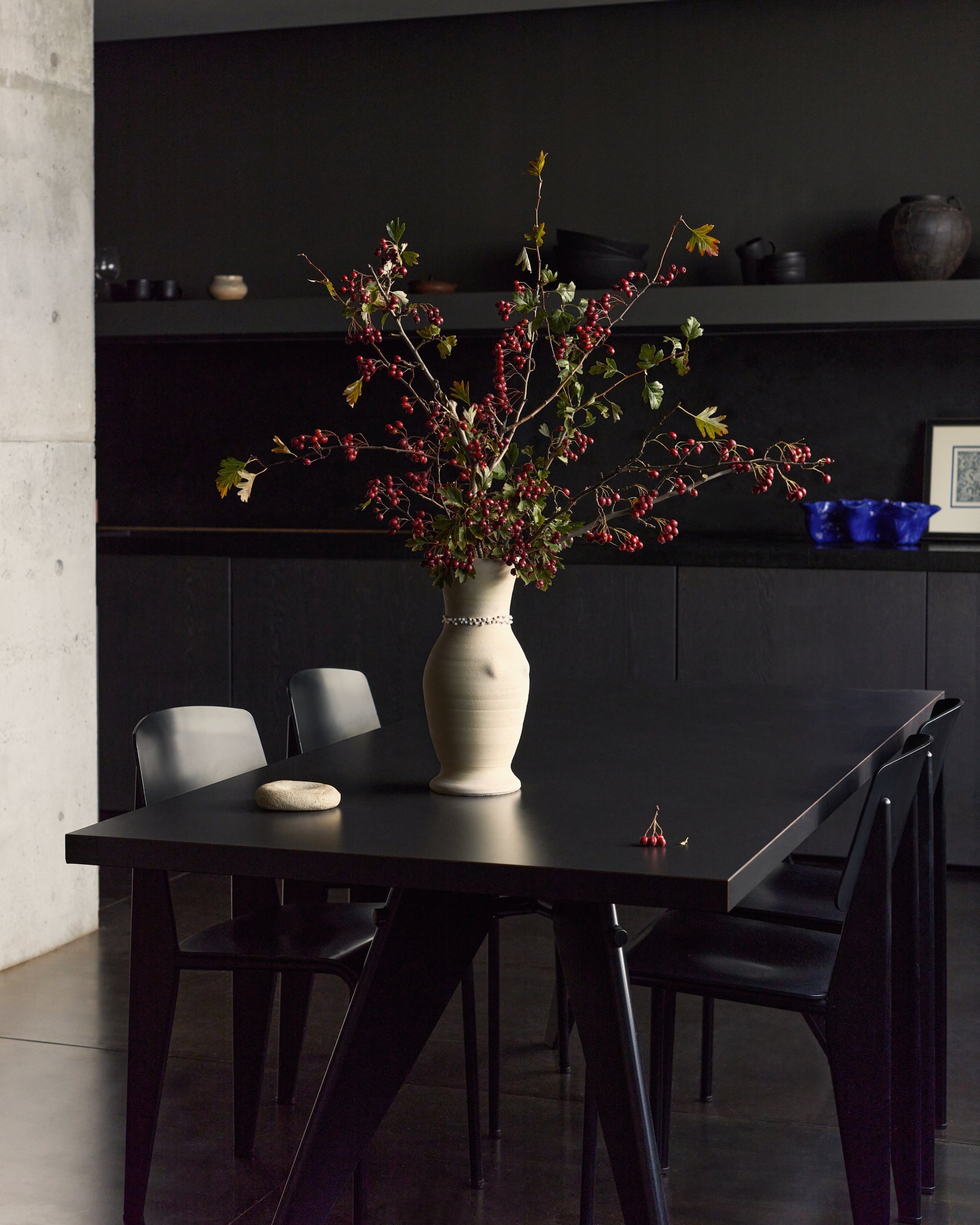 Купіть виріб ручної роботи Feminine Vase Art piece від Nadiia World. Ідеальний вибір для додавання вишуканості та шарму до вашого житлового простору або колекції особистих аксесуарів.