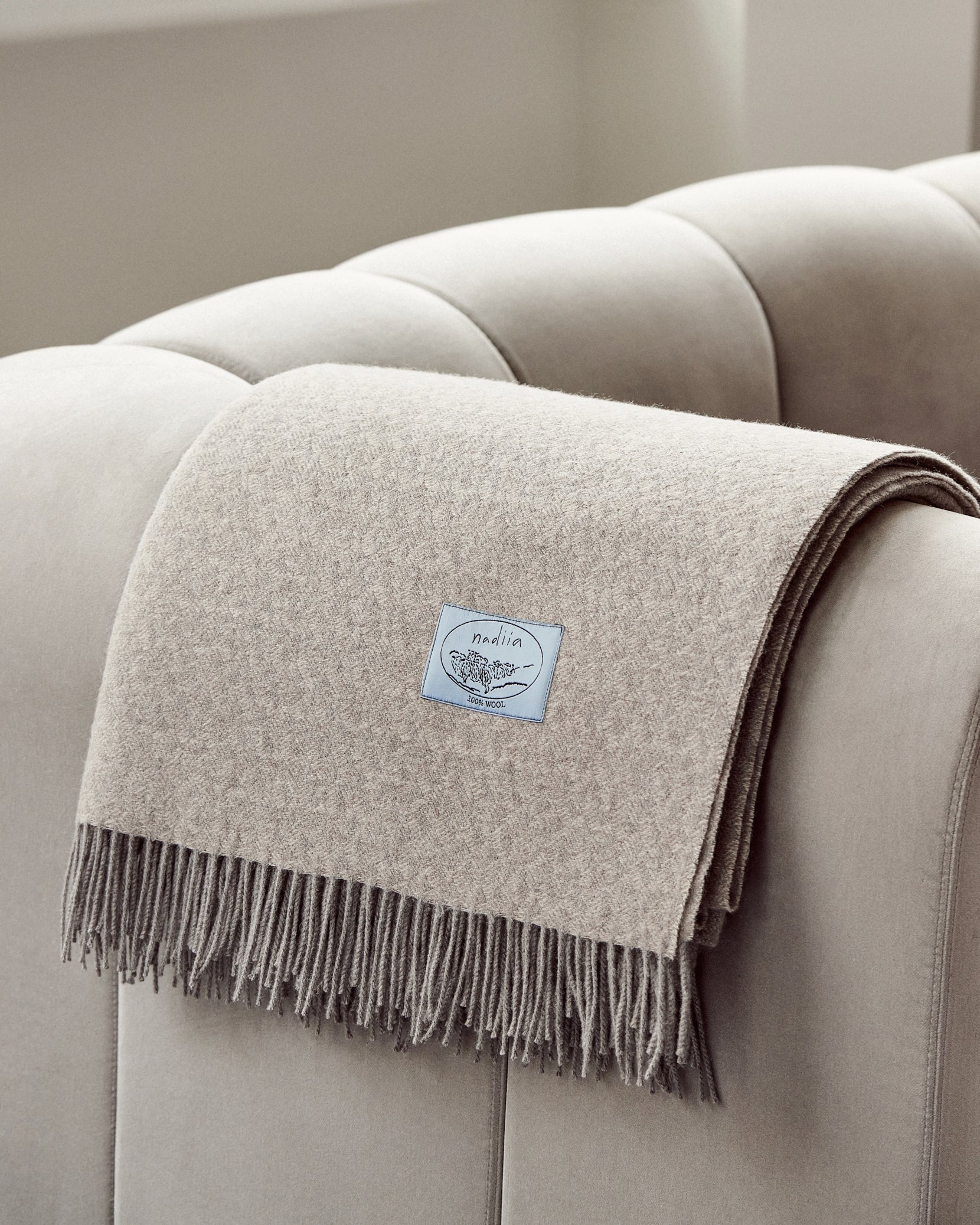 Купіть виріб ручної роботи Pearl Grey Wool Blanket від Nadiia World. Ідеальний вибір для додавання вишуканості та шарму до вашого житлового простору або колекції особистих аксесуарів.