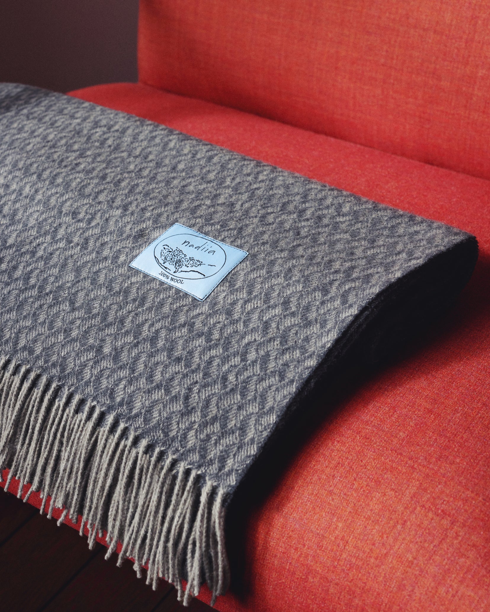 Купіть виріб ручної роботи Charcoal Wool Blanket від Nadiia World. Ідеальний вибір для додавання вишуканості та шарму до вашого житлового простору або колекції особистих аксесуарів.