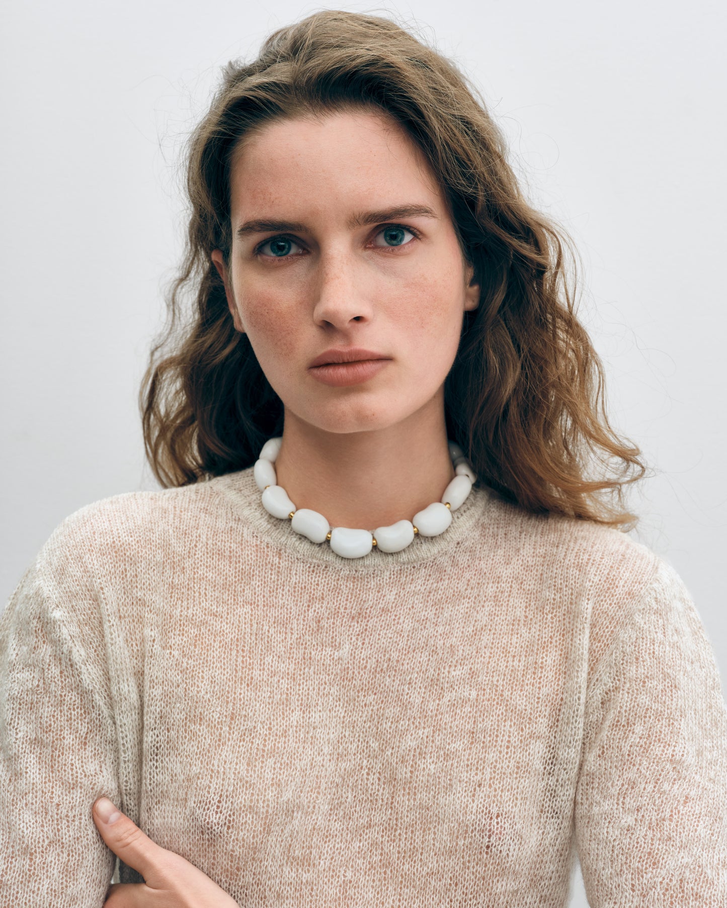 Купіть виріб ручної роботи Off-White "Beans" Necklace від Nadiia World. Ідеальний вибір для додавання вишуканості та шарму до вашого житлового простору або колекції особистих аксесуарів.