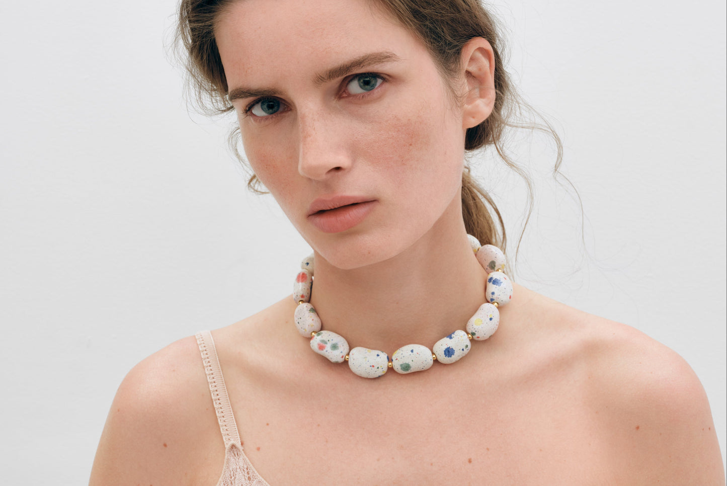 Купіть виріб ручної роботи Rainbow «Beans» Necklace від Nadiia World. Ідеальний вибір для додавання вишуканості та шарму до вашого житлового простору або колекції особистих аксесуарів.