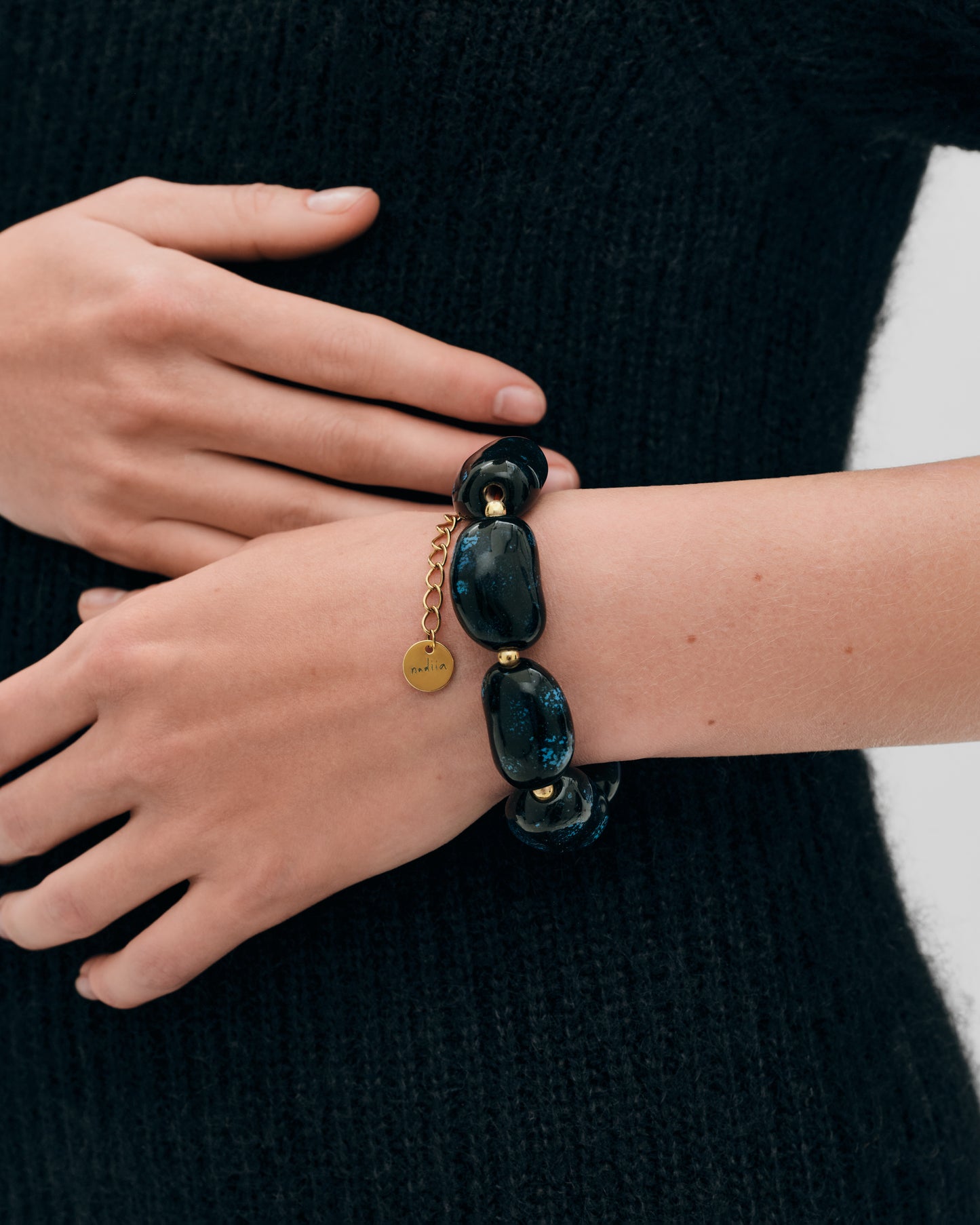 Купіть виріб ручної роботи Opulent Blue «Beans» Bracelet від Nadiia World. Ідеальний вибір для додавання вишуканості та шарму до вашого житлового простору або колекції особистих аксесуарів.