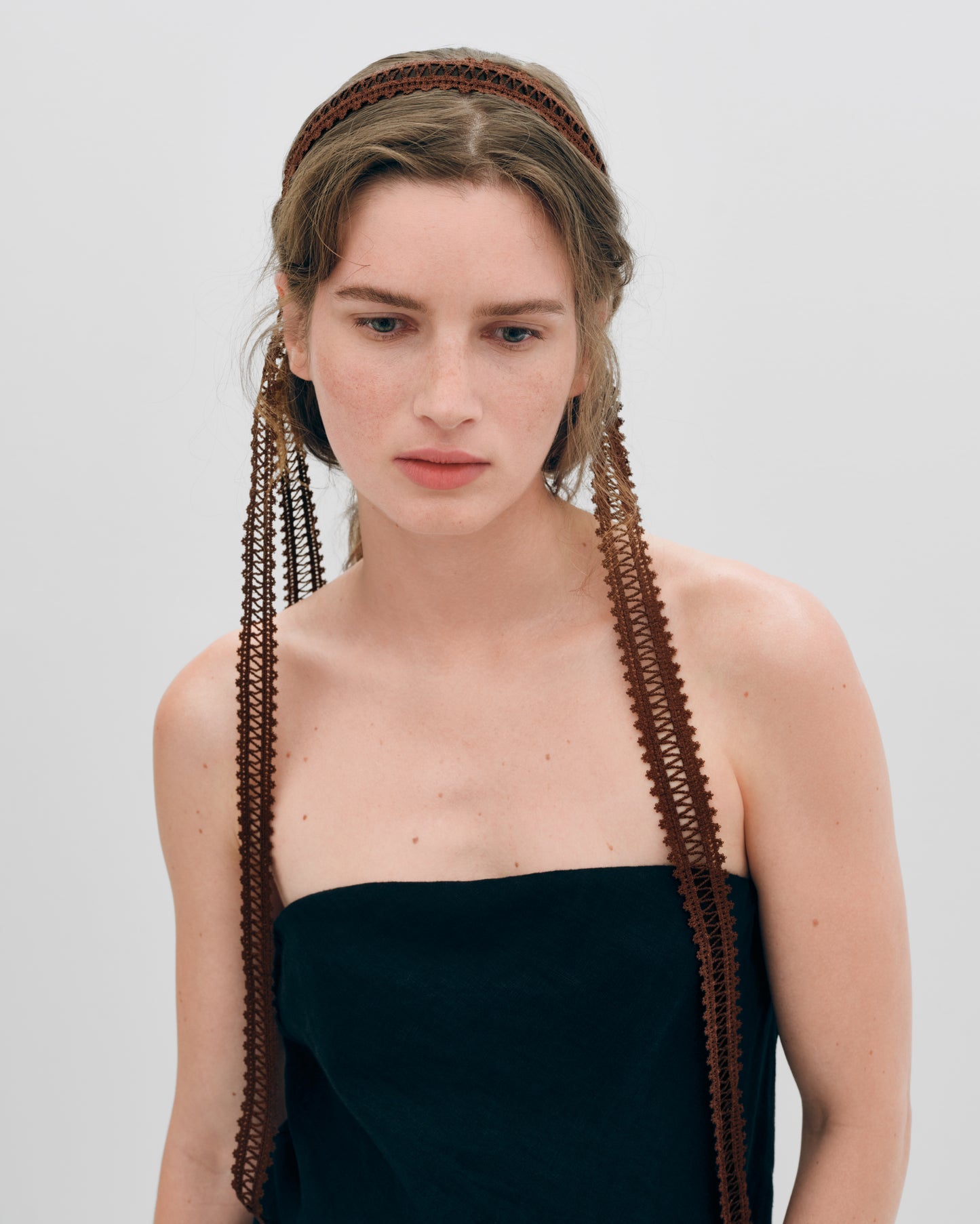 Купіть виріб ручної роботи Wreath “Sensual Pastoral” Brunette Brown від Nadiia World. Ідеальний вибір для додавання вишуканості та шарму до вашого житлового простору або колекції особистих аксесуарів.