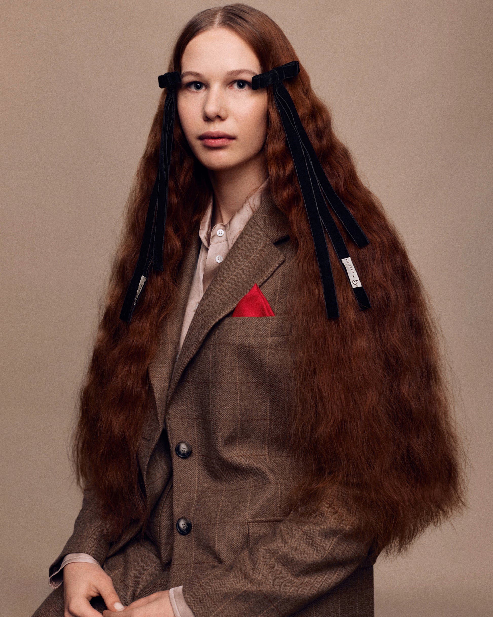 Купіть виріб ручної роботи Velvet Ribbon Barette "G x Nadiia" in Black від Nadiia World. Ідеальний вибір для додавання вишуканості та шарму до вашого житлового простору або колекції особистих аксесуарів.