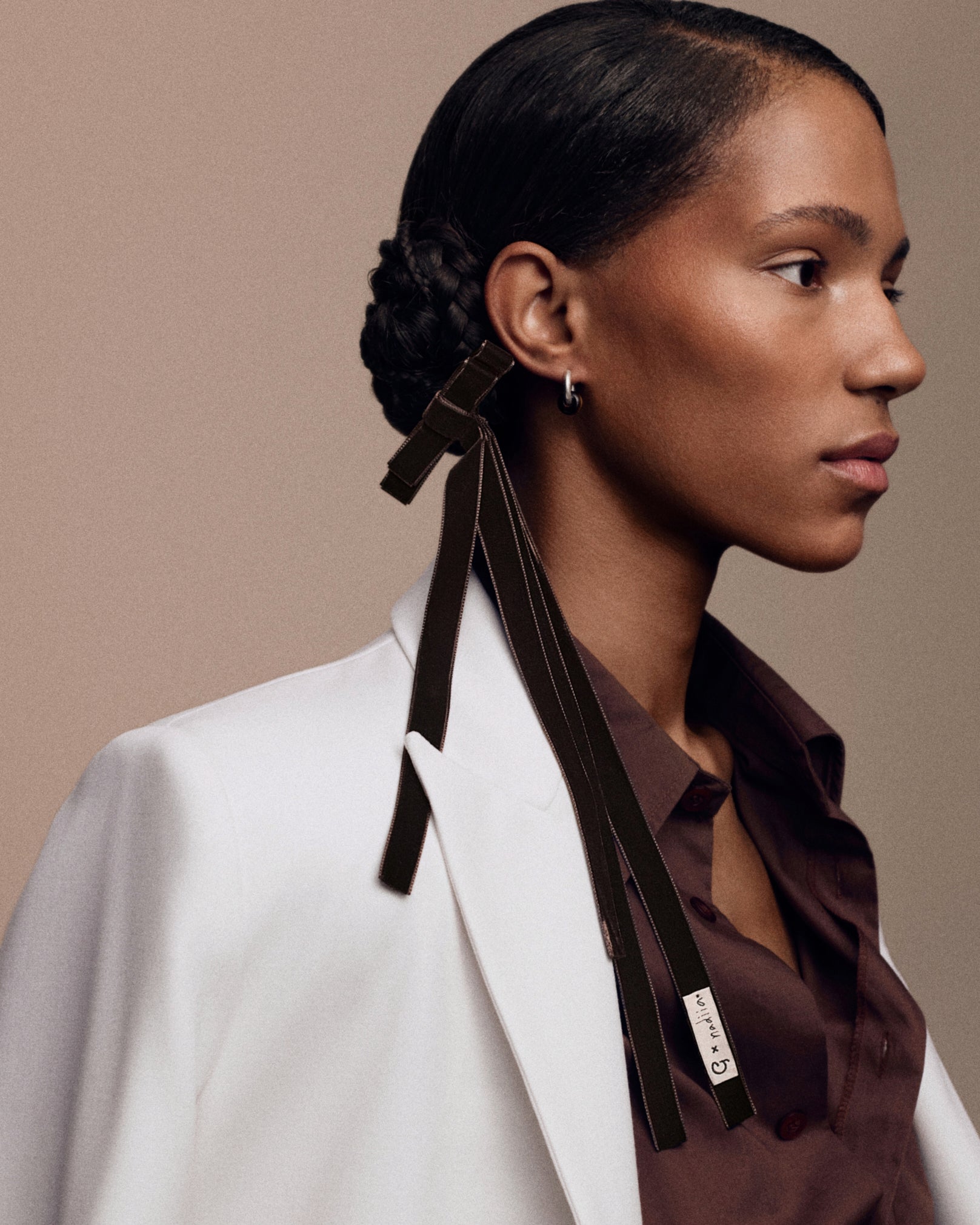 Купіть виріб ручної роботи Velvet Ribbon Barette "G x Nadiia" in Chestnut від Nadiia World. Ідеальний вибір для додавання вишуканості та шарму до вашого житлового простору або колекції особистих аксесуарів.