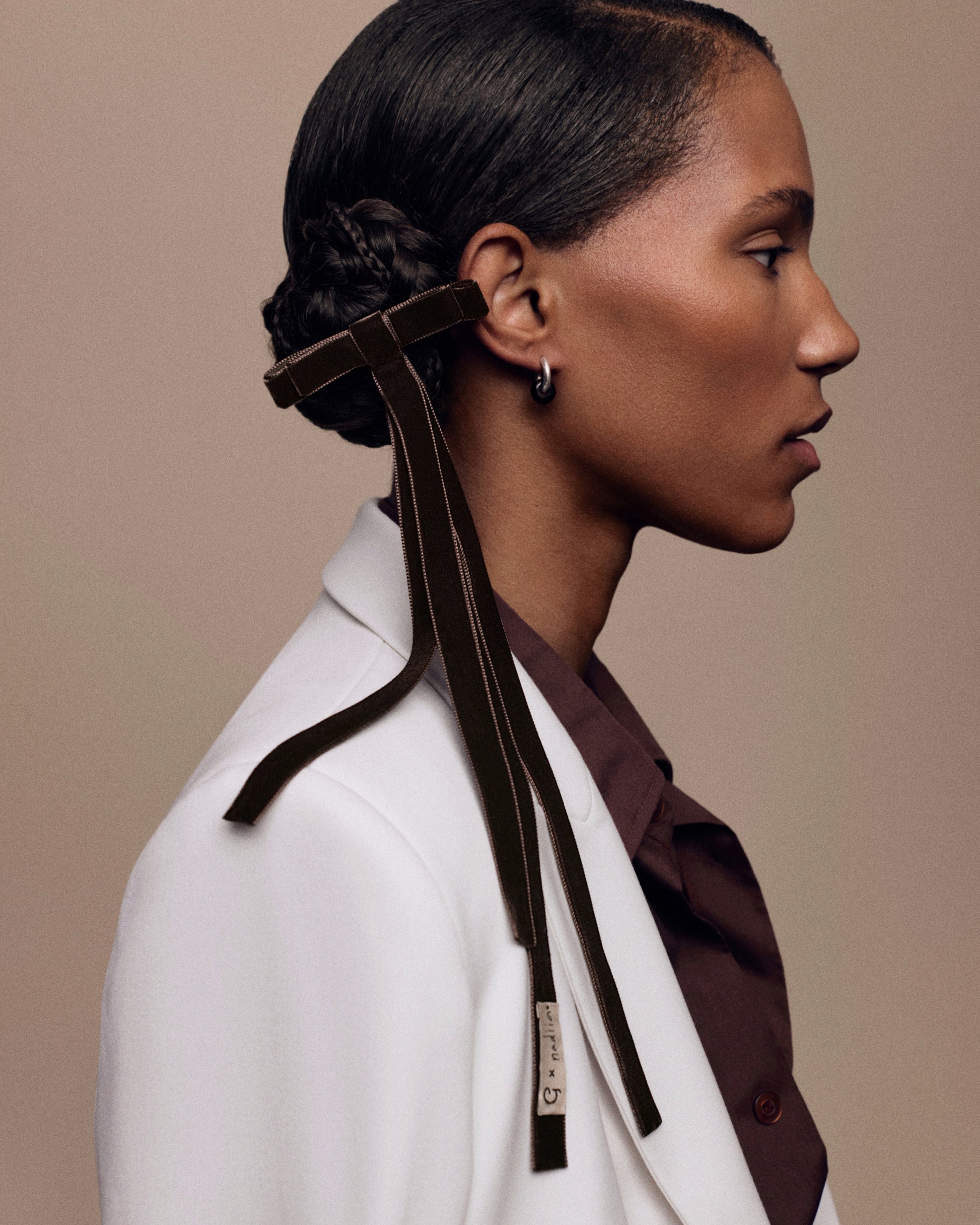 Купіть виріб ручної роботи Velvet Ribbon Barette "G x Nadiia" in Chestnut від Nadiia World. Ідеальний вибір для додавання вишуканості та шарму до вашого житлового простору або колекції особистих аксесуарів.