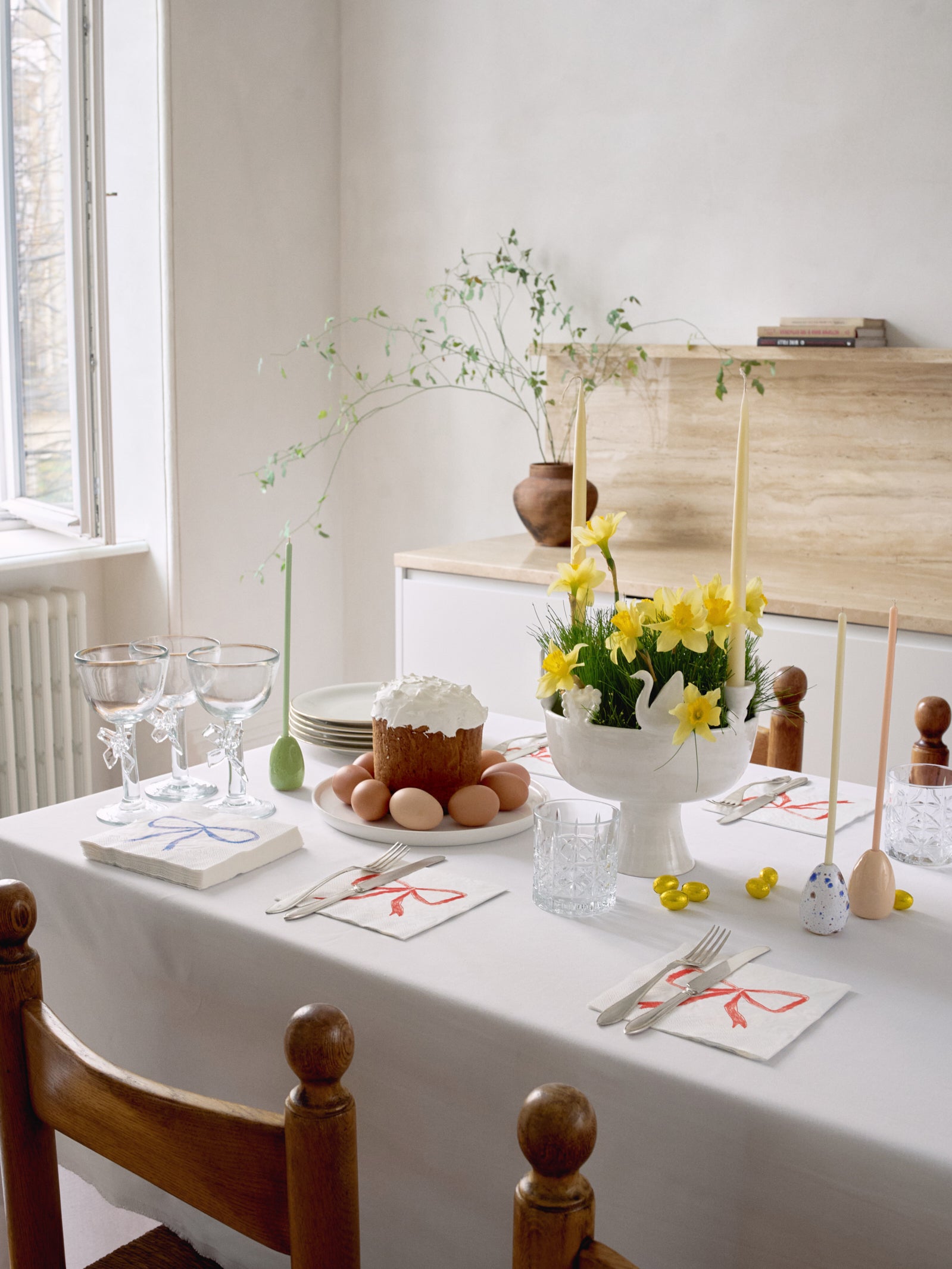 Купіть виріб ручної роботи Candlestick Egg Green від Nadiia World. Ідеальний вибір для додавання вишуканості та шарму до вашого житлового простору або колекції особистих аксесуарів.