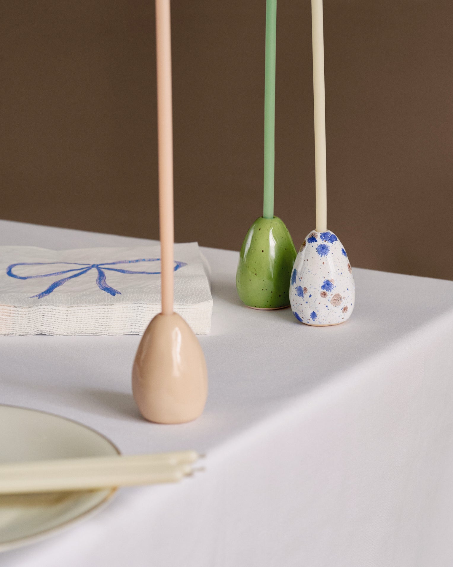 Купіть виріб ручної роботи Candlestick Egg Green від Nadiia World. Ідеальний вибір для додавання вишуканості та шарму до вашого житлового простору або колекції особистих аксесуарів.