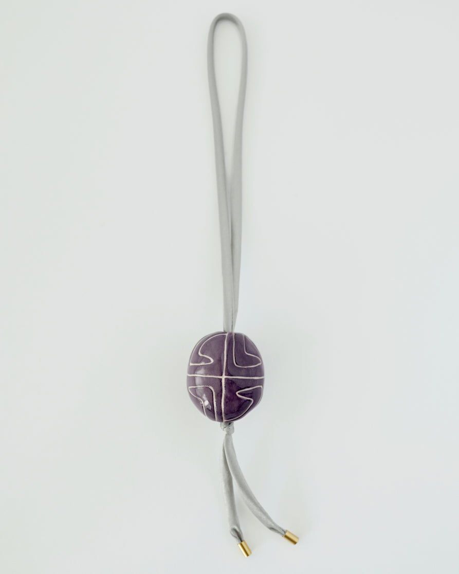 Купіть виріб ручної роботи Bag charm “Purple Pysanka” від Nadiia World. Ідеальний вибір для додавання вишуканості та шарму до вашого житлового простору або колекції особистих аксесуарів.