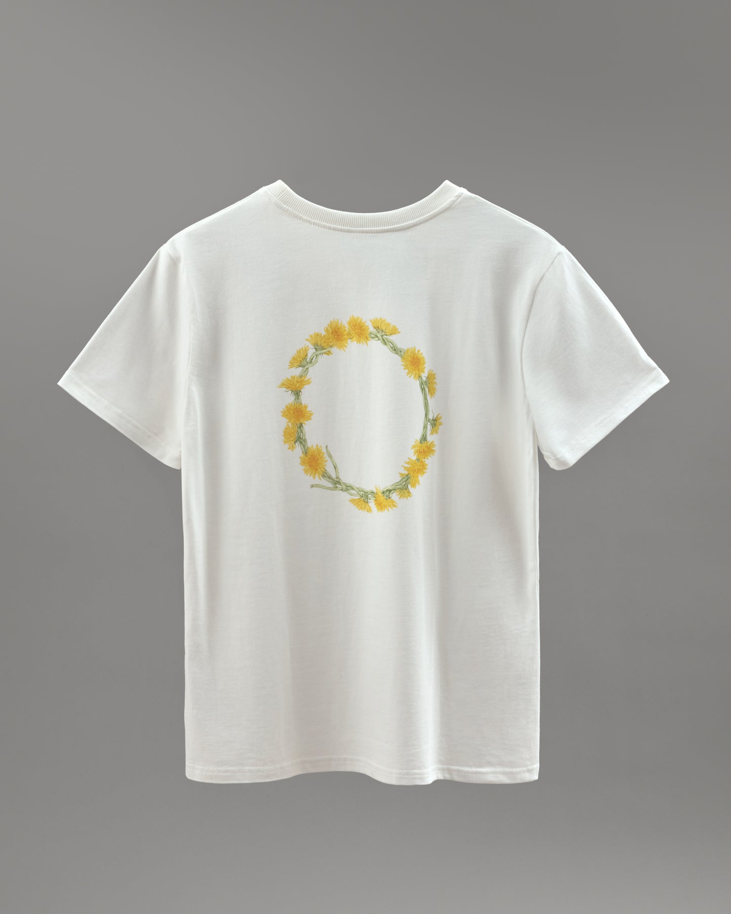 Купіть виріб ручної роботи T-shirt “Wreath” від Nadiia World. Ідеальний вибір для додавання вишуканості та шарму до вашого житлового простору або колекції особистих аксесуарів.