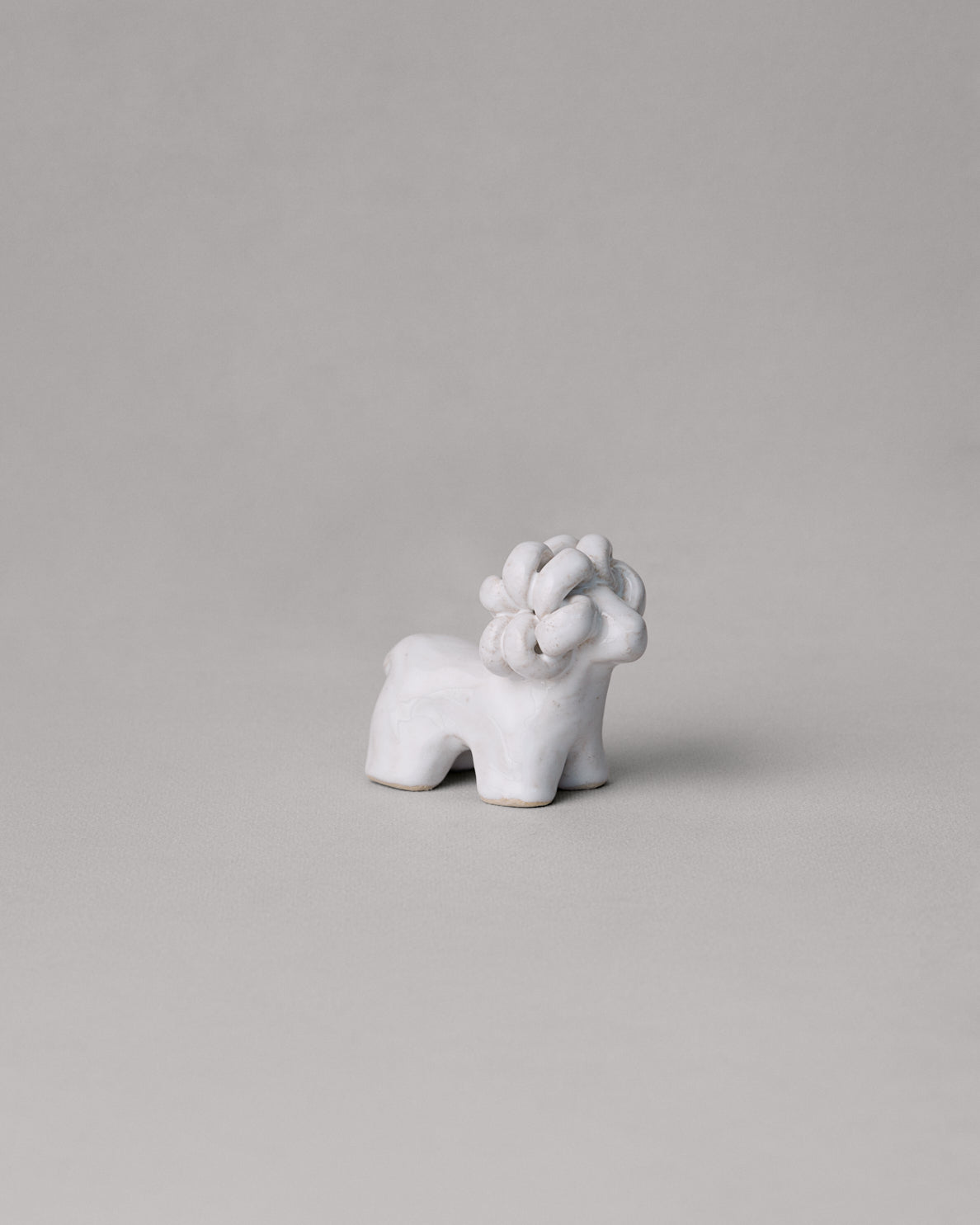 Купіть виріб ручної роботи Incense Holder “Baranets” від Nadiia World. Ідеальний вибір для додавання вишуканості та шарму до вашого житлового простору або колекції особистих аксесуарів.