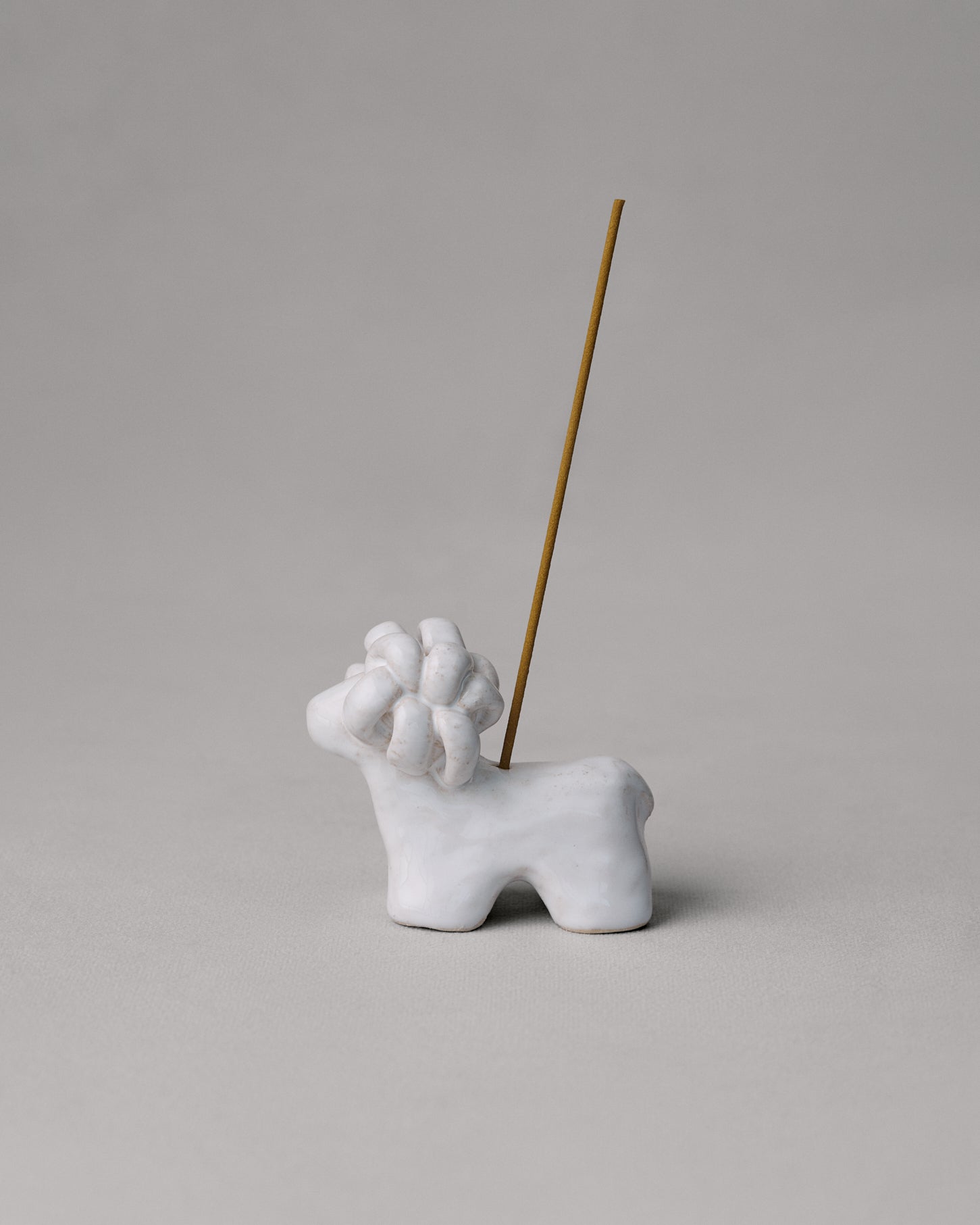 Купіть виріб ручної роботи Incense Holder “Baranets” від Nadiia World. Ідеальний вибір для додавання вишуканості та шарму до вашого житлового простору або колекції особистих аксесуарів.