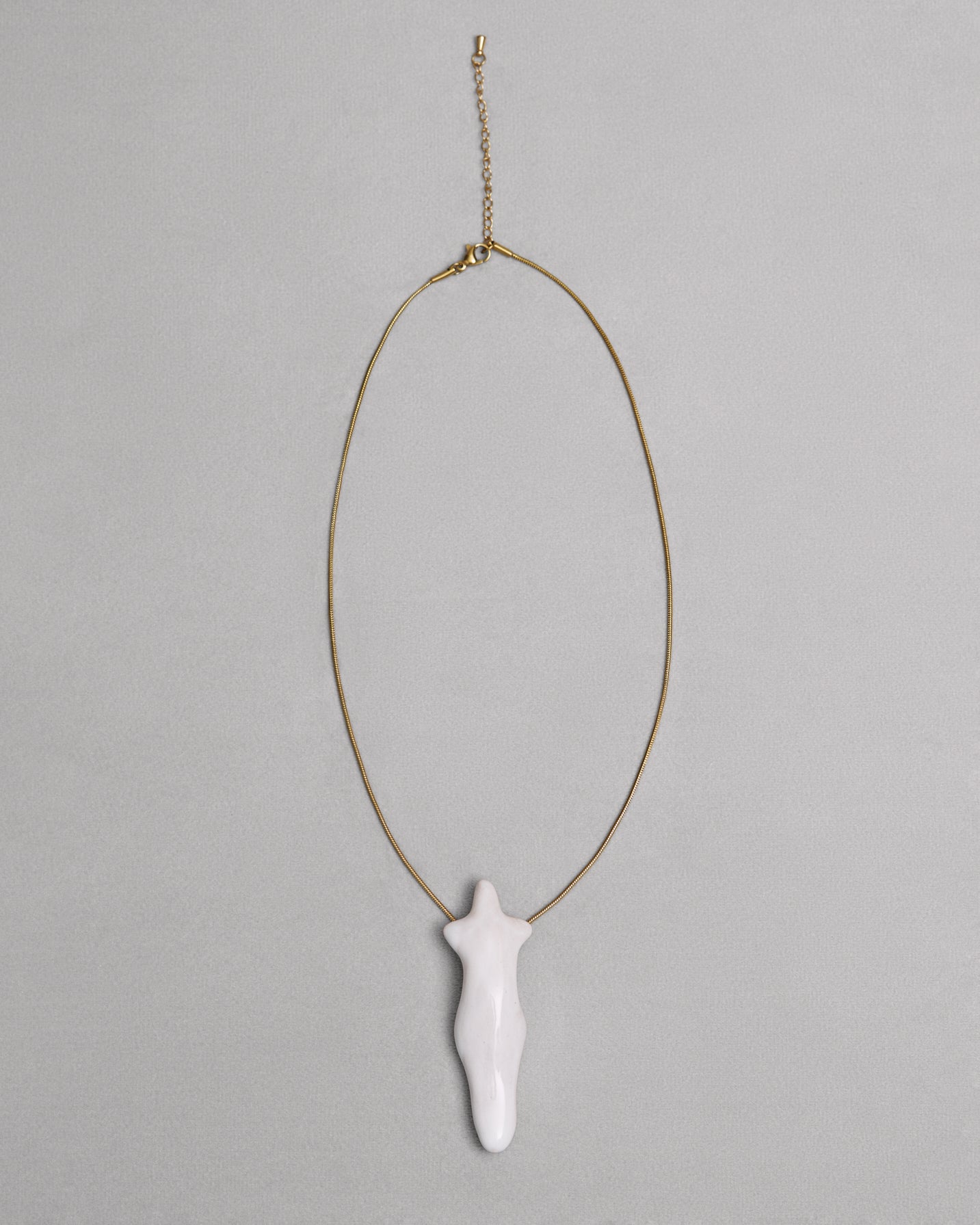 Купіть виріб ручної роботи Porcelain Oranta pendant with a gold chain in White від Nadiia World. Ідеальний вибір для додавання вишуканості та шарму до вашого житлового простору або колекції особистих аксесуарів.