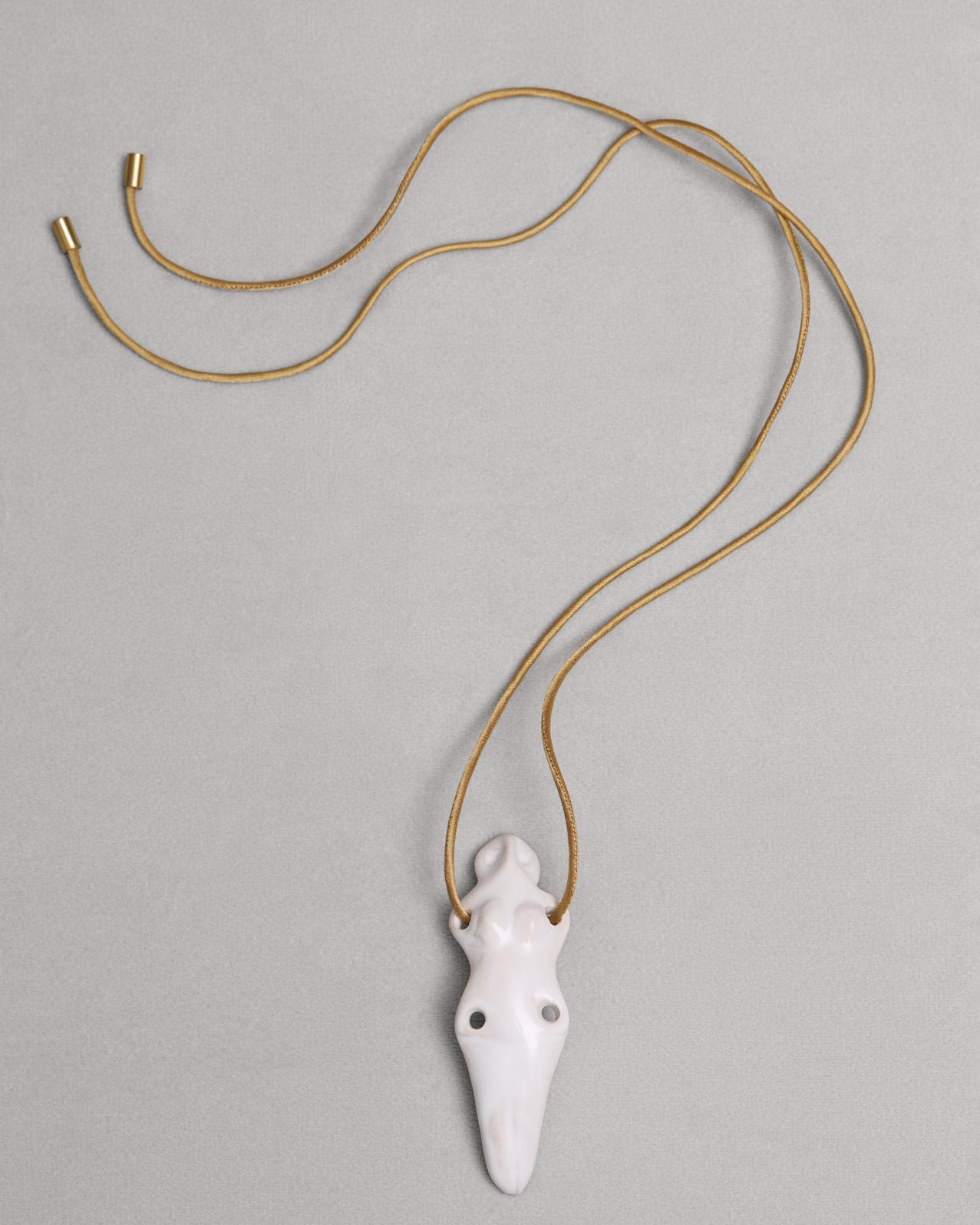 Купіть виріб ручної роботи Oranta Pendant in Glazed White від Nadiia World. Ідеальний вибір для додавання вишуканості та шарму до вашого житлового простору або колекції особистих аксесуарів.