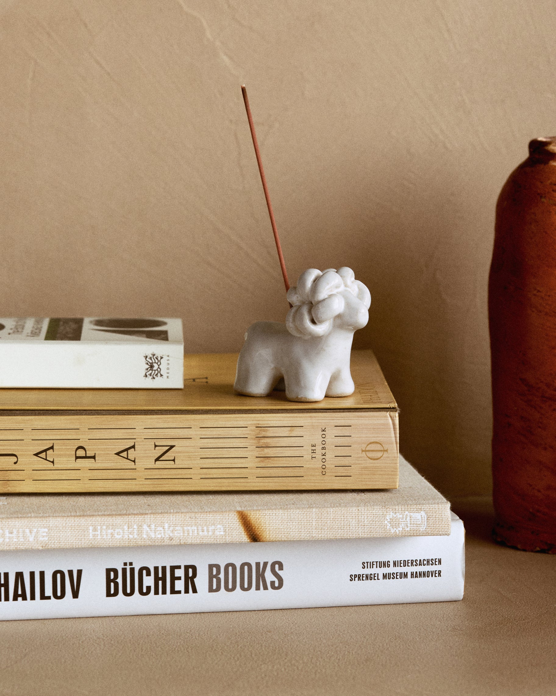 Купіть виріб ручної роботи Incense Holder “Baranets” від Nadiia World. Ідеальний вибір для додавання вишуканості та шарму до вашого житлового простору або колекції особистих аксесуарів.