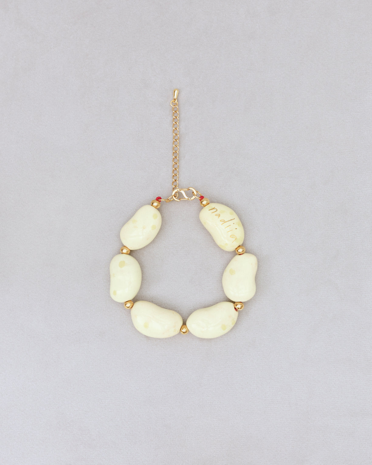 Купіть виріб ручної роботи Yellow Speckled "Beans" Bracelet від Nadiia World. Ідеальний вибір для додавання вишуканості та шарму до вашого житлового простору або колекції особистих аксесуарів.