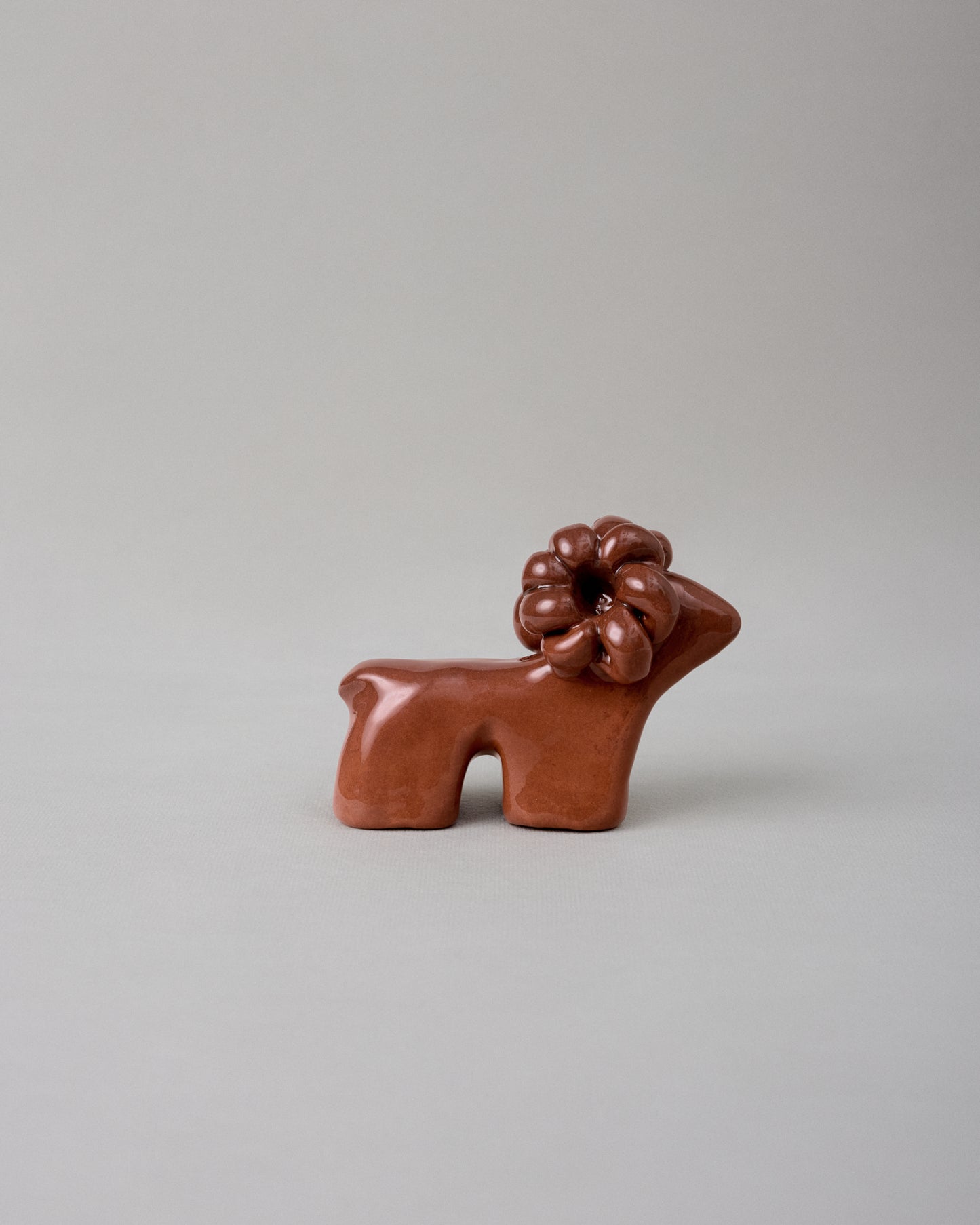 Купіть виріб ручної роботи Ram Terracotta Light Chocolate від Nadiia World. Ідеальний вибір для додавання вишуканості та шарму до вашого житлового простору або колекції особистих аксесуарів.