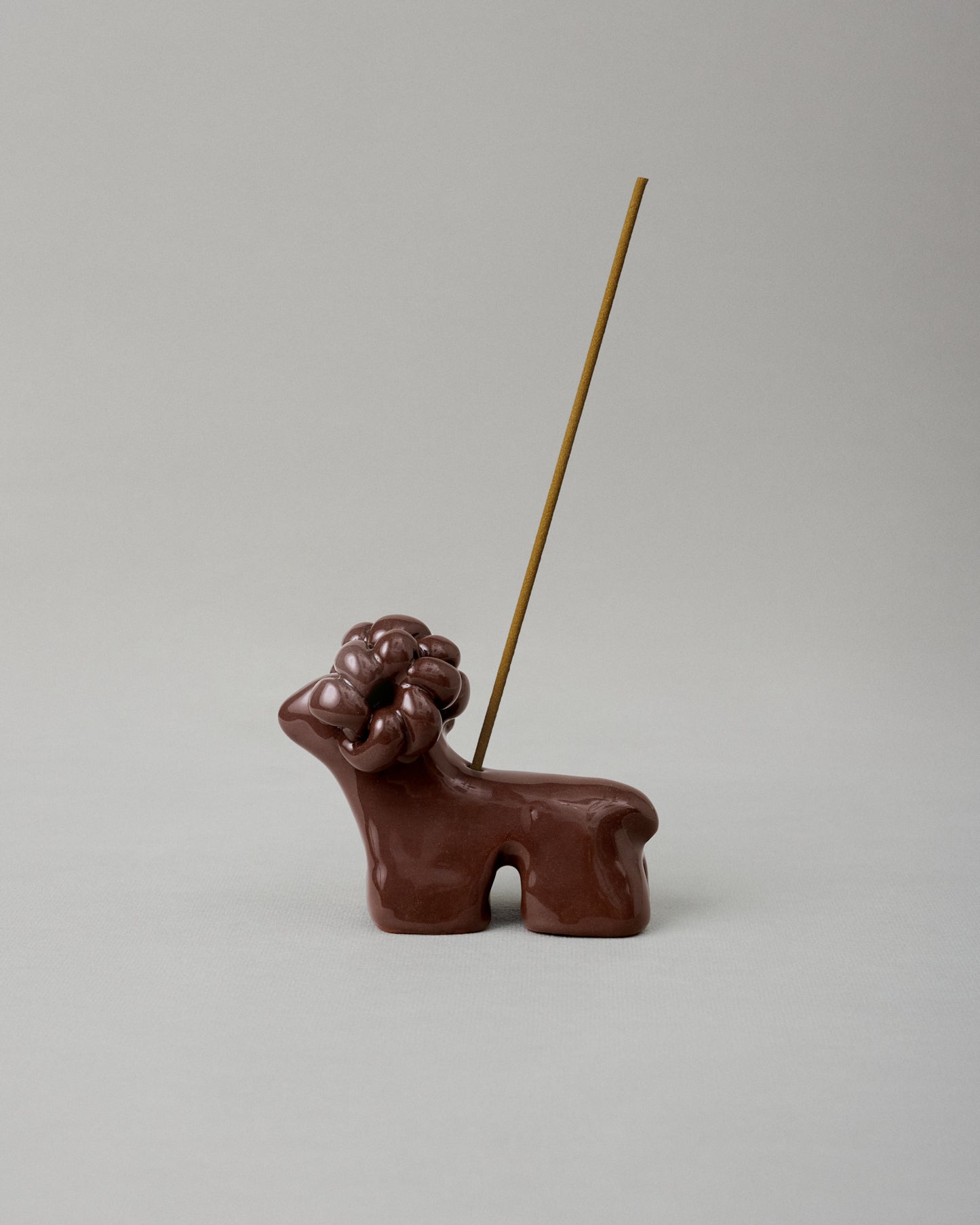 Купіть виріб ручної роботи Ram Terracotta Dark Chocolate від Nadiia World. Ідеальний вибір для додавання вишуканості та шарму до вашого житлового простору або колекції особистих аксесуарів.