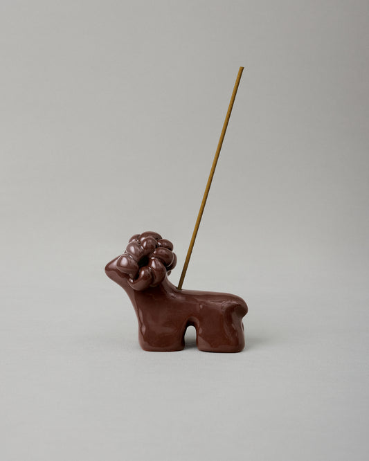 Купіть виріб ручної роботи Ram Terracotta Dark Chocolate від Nadiia World. Ідеальний вибір для додавання вишуканості та шарму до вашого житлового простору або колекції особистих аксесуарів.