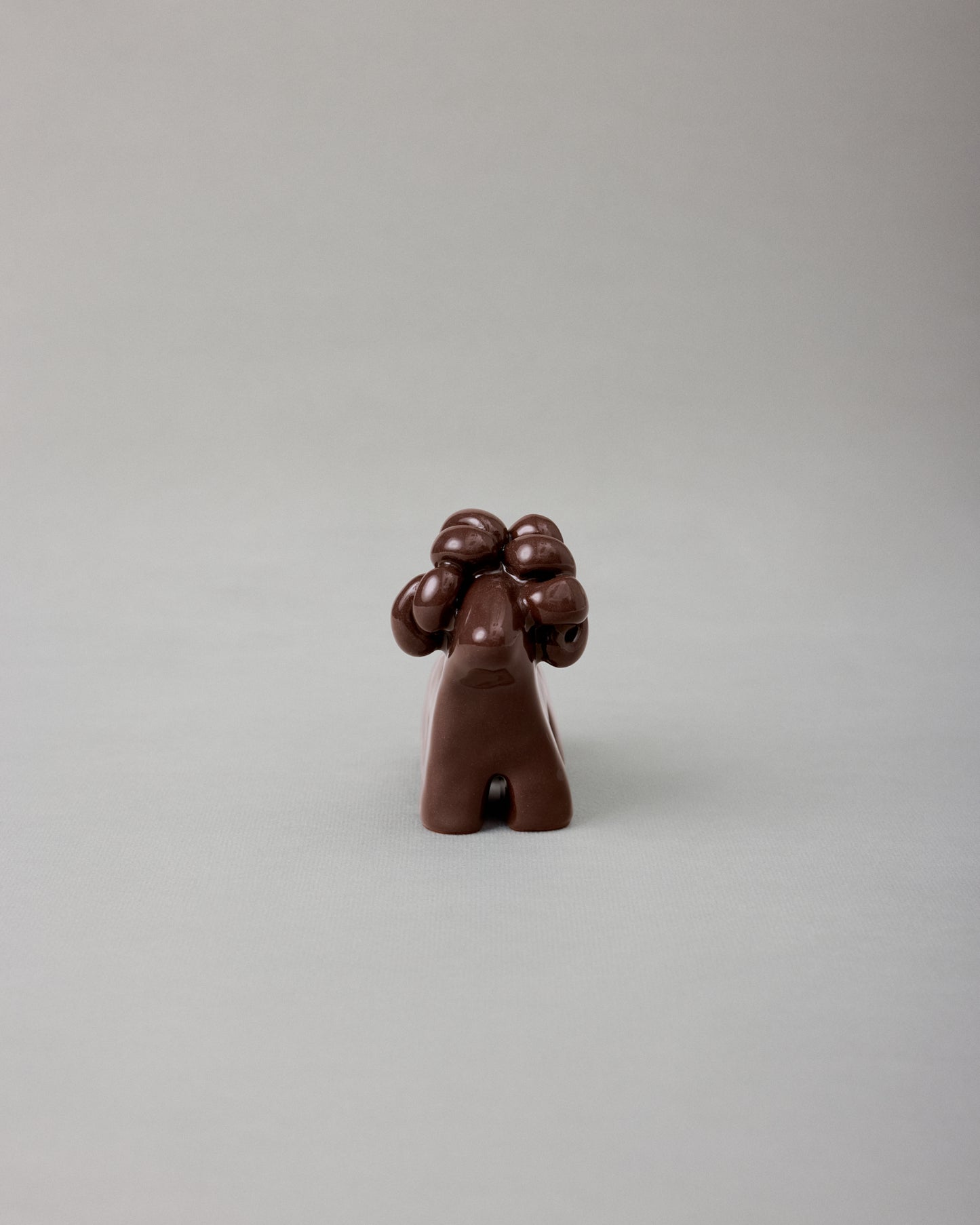 Купіть виріб ручної роботи Ram Terracotta Dark Chocolate від Nadiia World. Ідеальний вибір для додавання вишуканості та шарму до вашого житлового простору або колекції особистих аксесуарів.