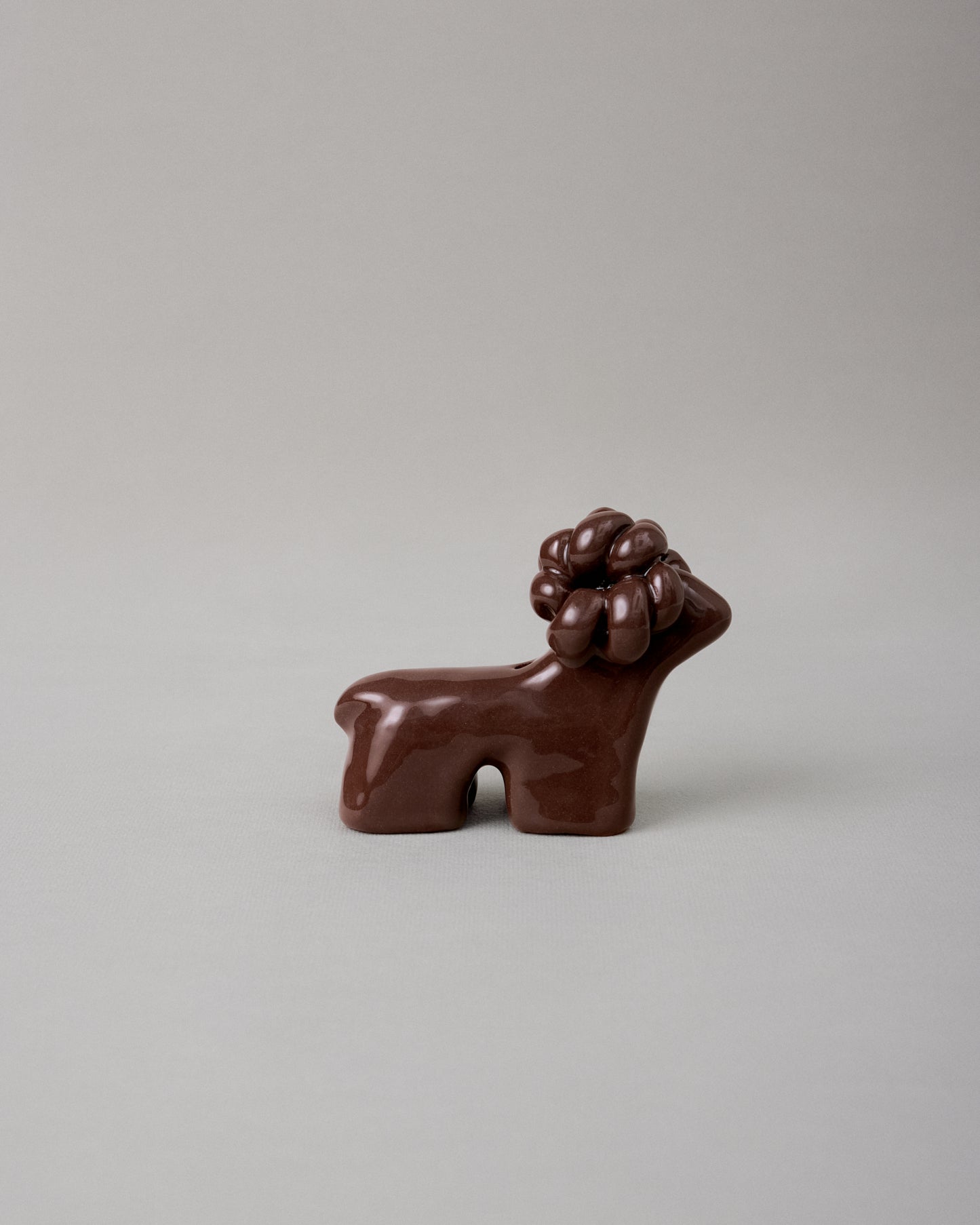 Купіть виріб ручної роботи Ram Terracotta Dark Chocolate від Nadiia World. Ідеальний вибір для додавання вишуканості та шарму до вашого житлового простору або колекції особистих аксесуарів.