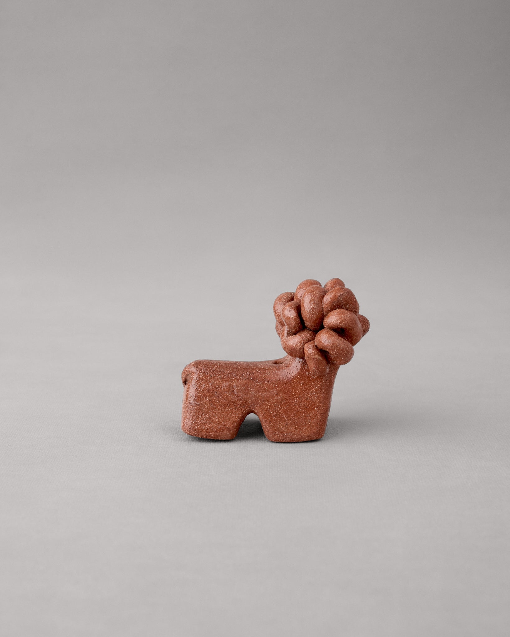 Купіть виріб ручної роботи Terracotta Ram від Nadiia World. Ідеальний вибір для додавання вишуканості та шарму до вашого житлового простору або колекції особистих аксесуарів.