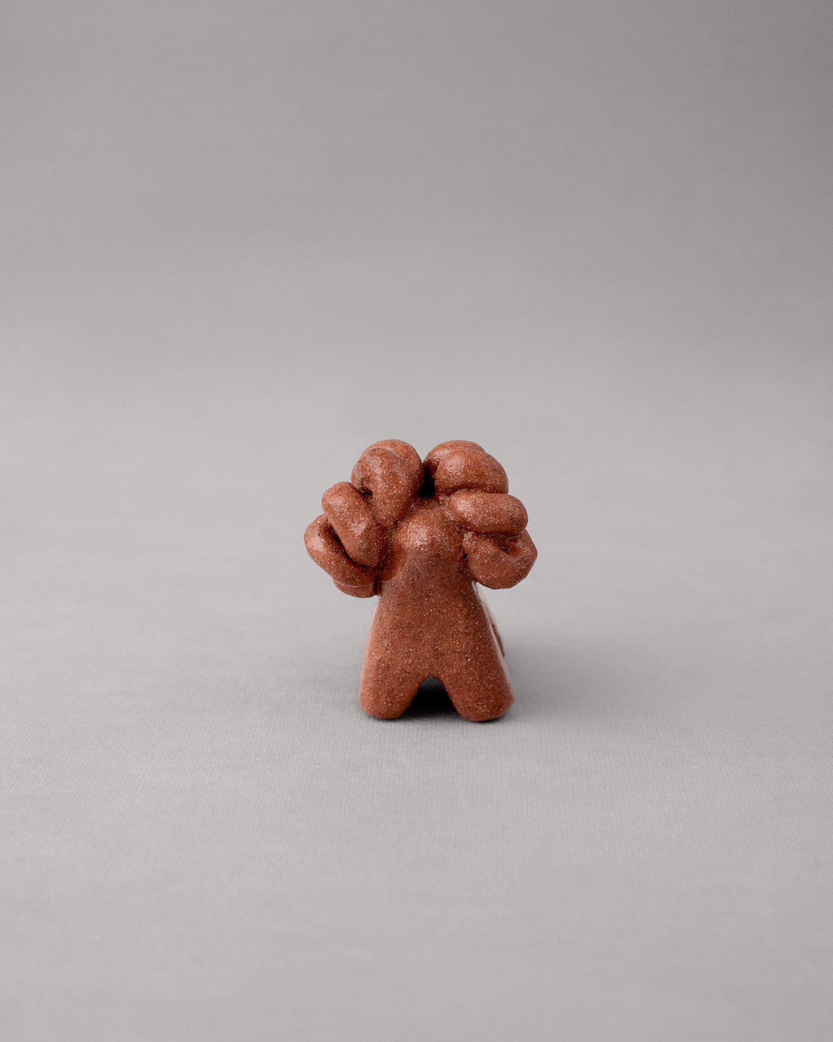 Купіть виріб ручної роботи Terracotta Ram від Nadiia World. Ідеальний вибір для додавання вишуканості та шарму до вашого житлового простору або колекції особистих аксесуарів.