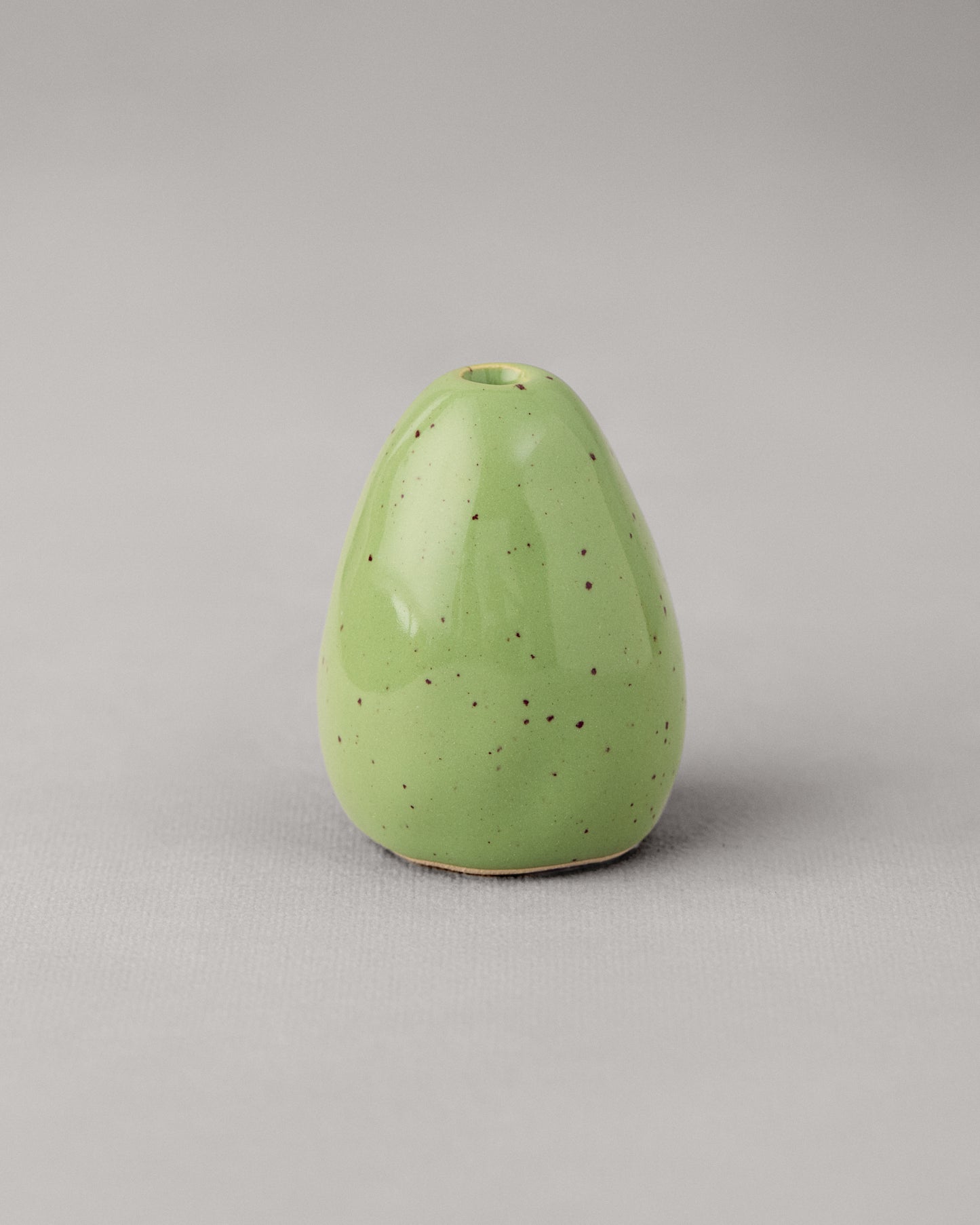 Купіть виріб ручної роботи Candlestick Egg Green від Nadiia World. Ідеальний вибір для додавання вишуканості та шарму до вашого житлового простору або колекції особистих аксесуарів.