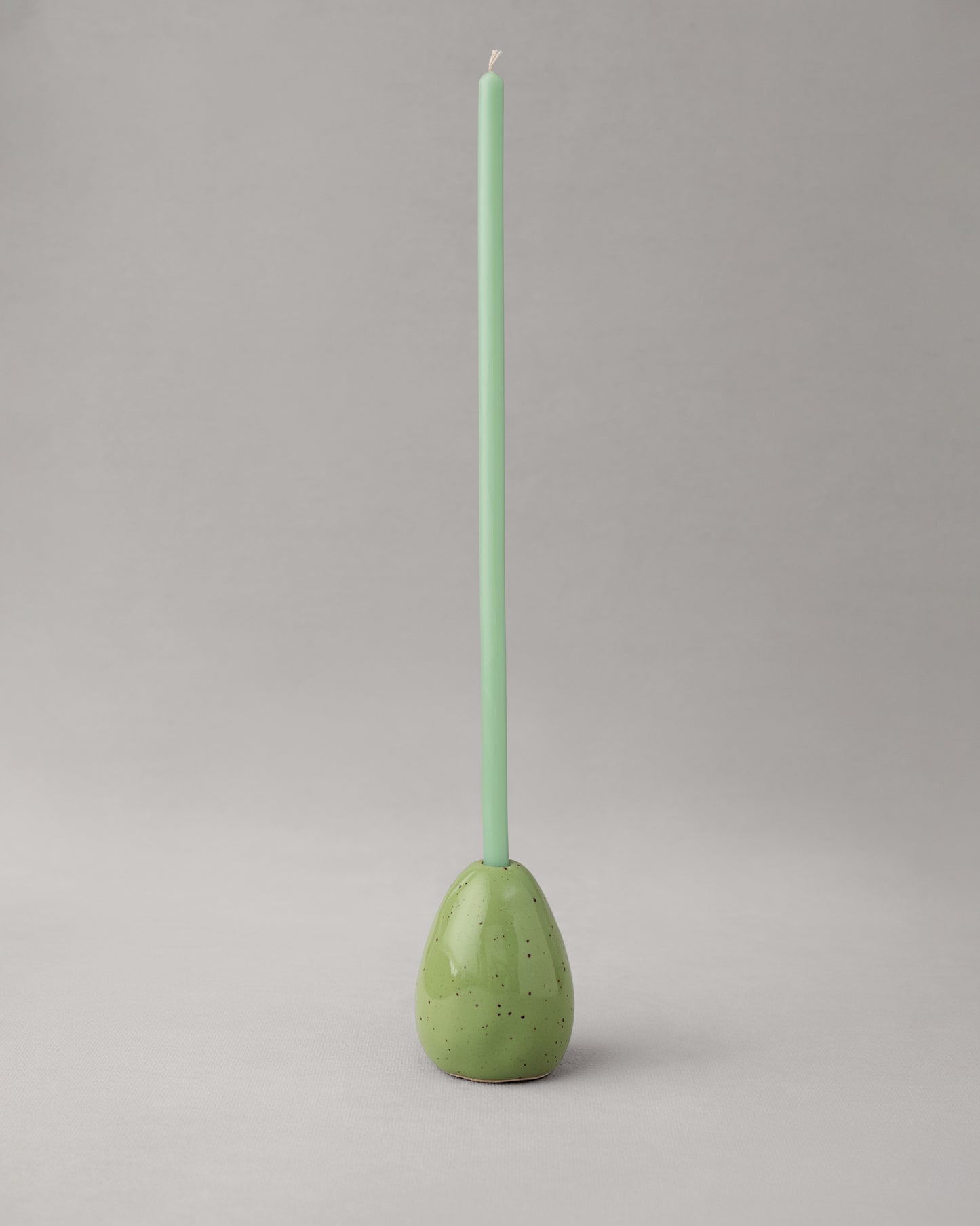 Купіть виріб ручної роботи Candlestick Egg Green від Nadiia World. Ідеальний вибір для додавання вишуканості та шарму до вашого житлового простору або колекції особистих аксесуарів.