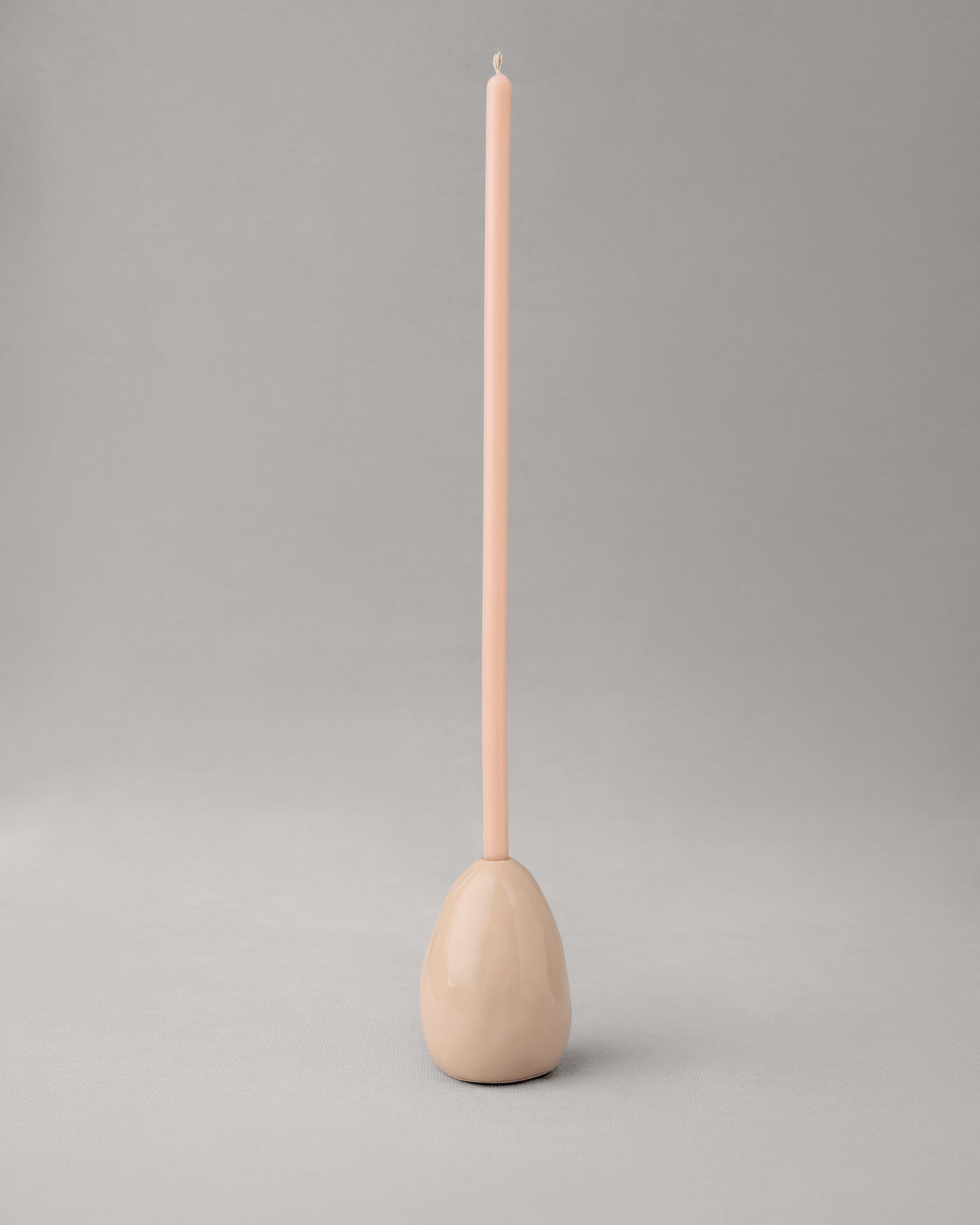 Купіть виріб ручної роботи Candlestick Egg Peach від Nadiia World. Ідеальний вибір для додавання вишуканості та шарму до вашого житлового простору або колекції особистих аксесуарів.