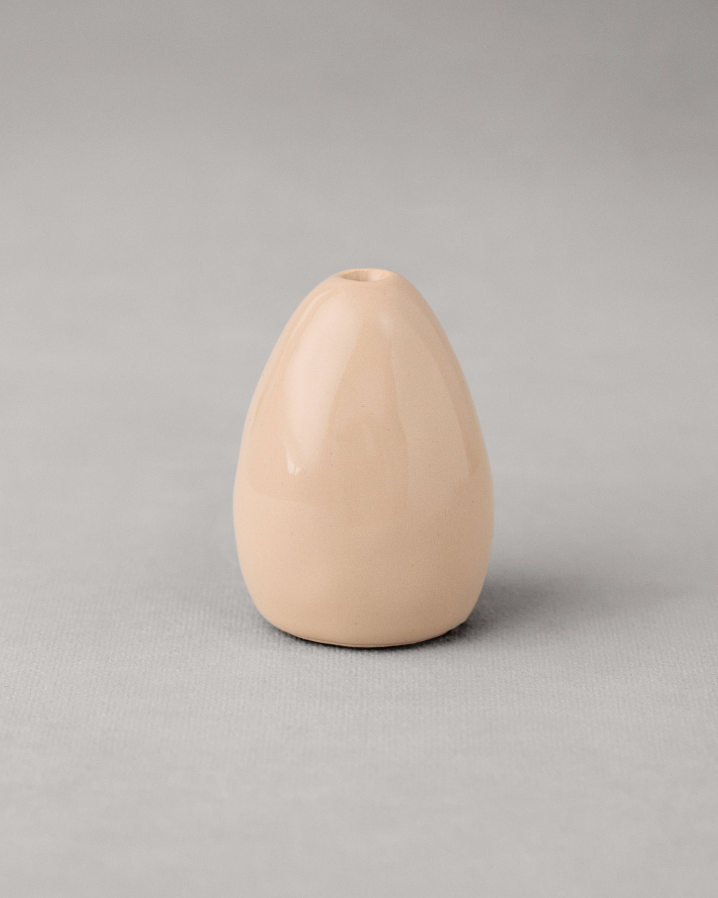 Купіть виріб ручної роботи Candlestick Egg Peach від Nadiia World. Ідеальний вибір для додавання вишуканості та шарму до вашого житлового простору або колекції особистих аксесуарів.