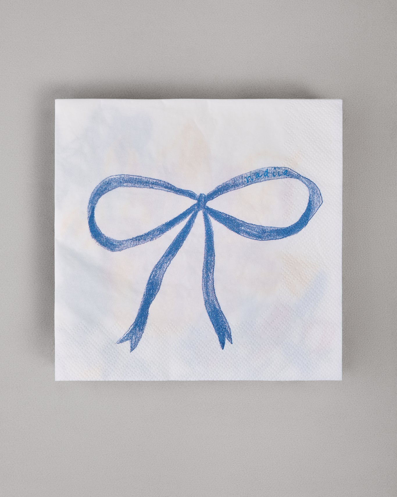 Купіть виріб ручної роботи Napkin Set "Festive Mood Bow" від Nadiia World. Ідеальний вибір для додавання вишуканості та шарму до вашого житлового простору або колекції особистих аксесуарів.