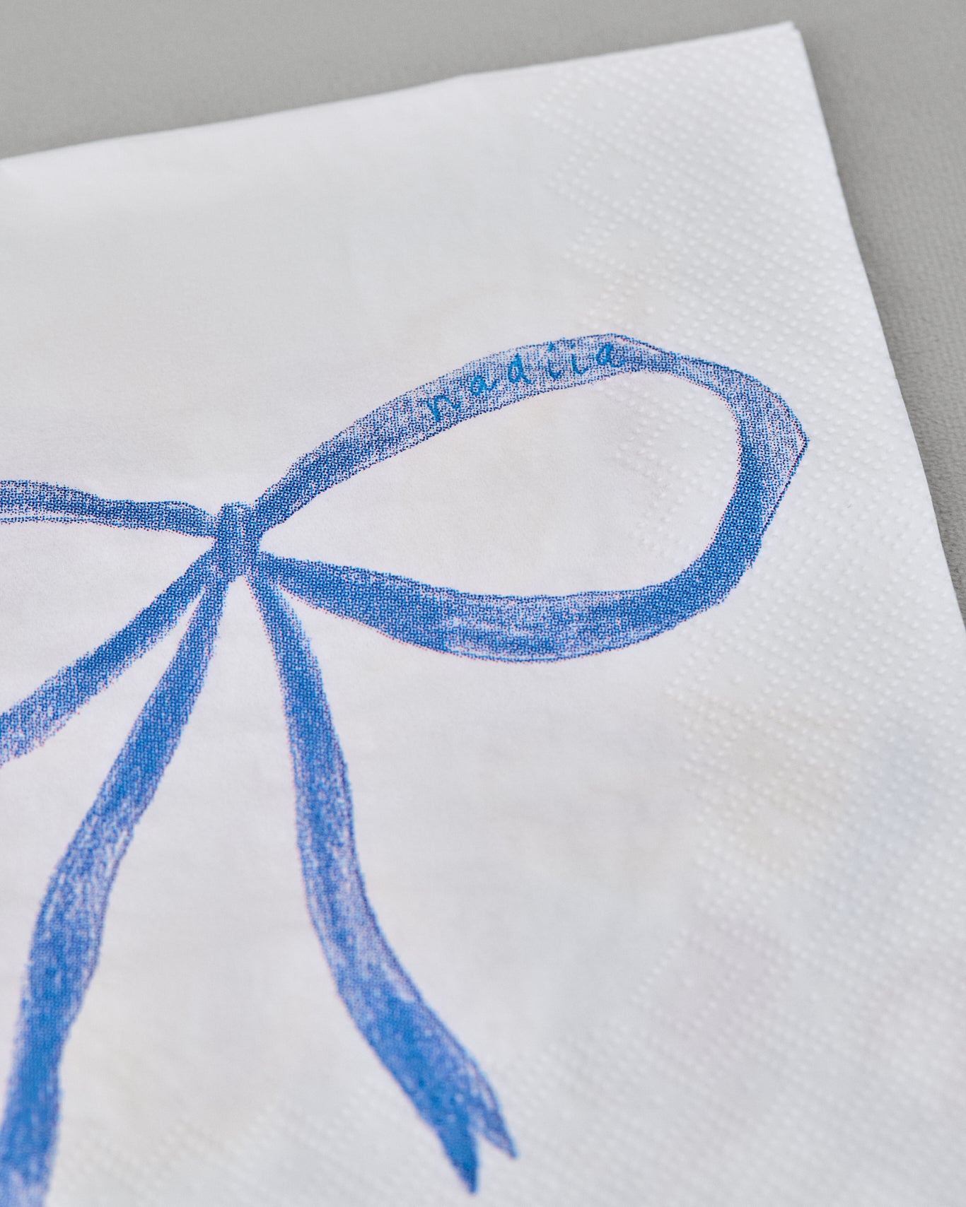 Купіть виріб ручної роботи Napkin Set "Festive Mood Bow" від Nadiia World. Ідеальний вибір для додавання вишуканості та шарму до вашого житлового простору або колекції особистих аксесуарів.