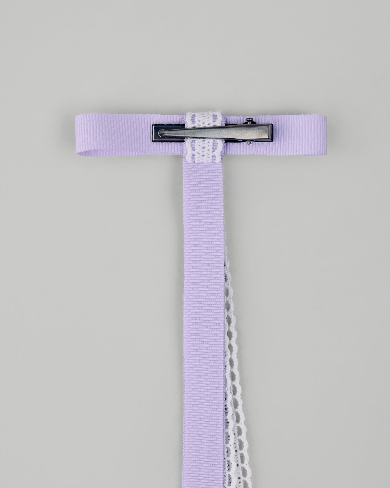 Купіть виріб ручної роботи Lilac Lace Ribbon Barrette від Nadiia World. Ідеальний вибір для додавання вишуканості та шарму до вашого житлового простору або колекції особистих аксесуарів.