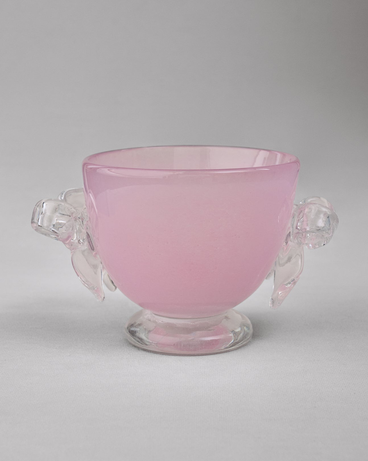 Купіть виріб ручної роботи Candy Jar with Two Bows "Nadiia" від Nadiia World. Ідеальний вибір для додавання вишуканості та шарму до вашого житлового простору або колекції особистих аксесуарів.